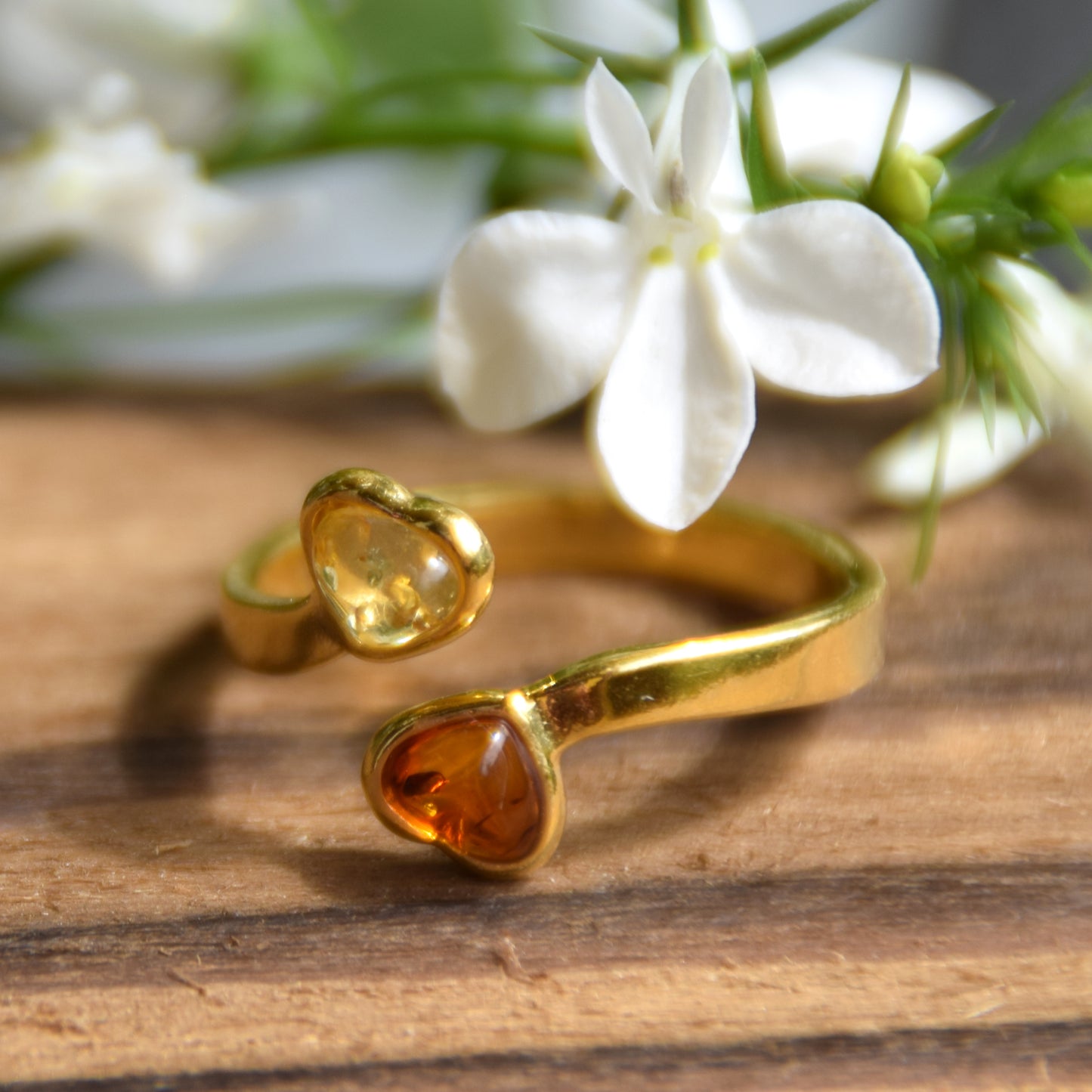 Delicato anello con due cuori in Ambra naturale di varie tonalità e Argento placcato in Oro 18 carati, MJ Baltica, BZP055