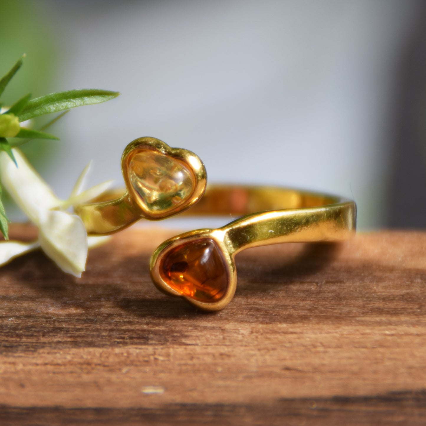 Delicato anello con due cuori in Ambra naturale di varie tonalità e Argento placcato in Oro 18 carati, MJ Baltica, BZP055