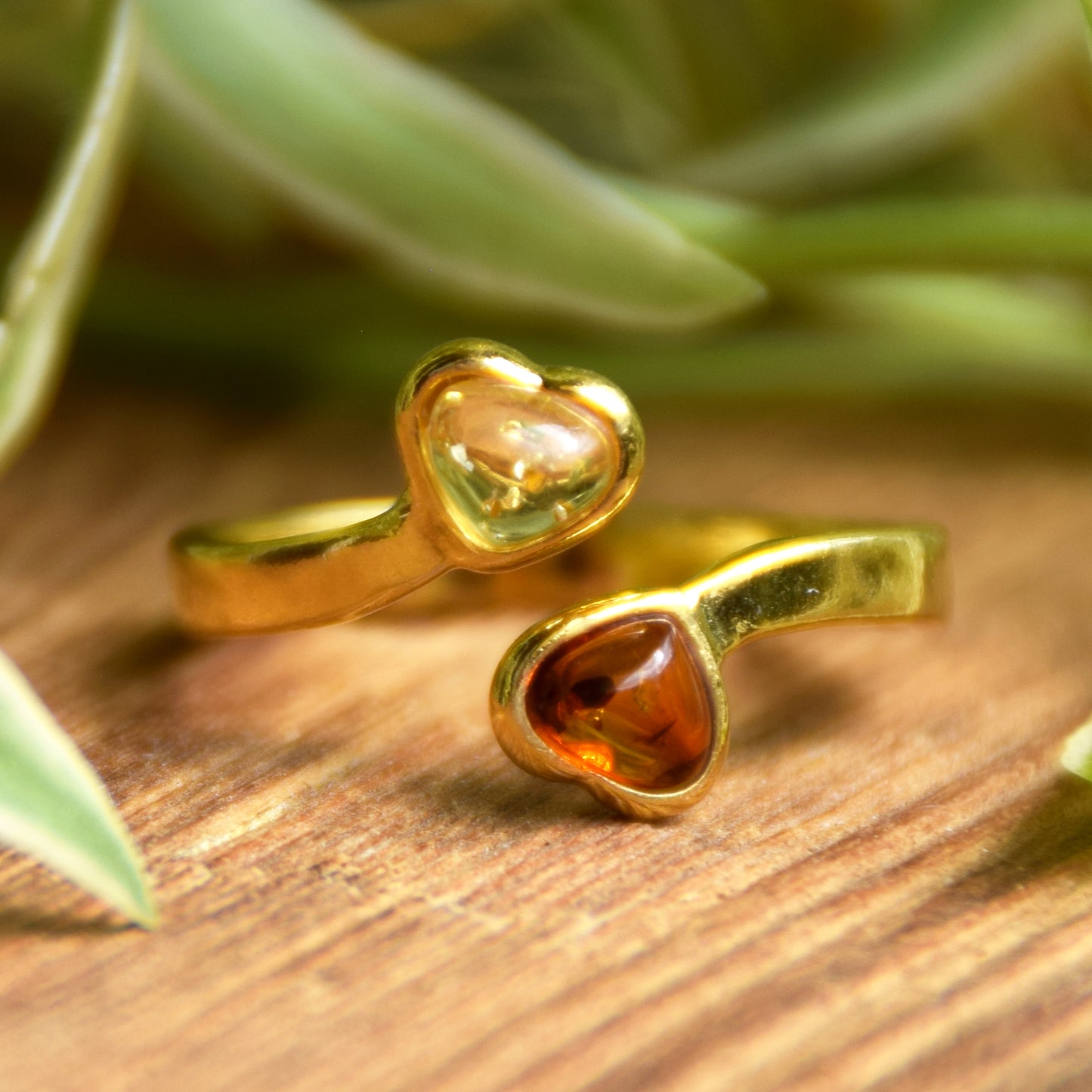 Delicato anello con due cuori in Ambra naturale di varie tonalità e Argento placcato in Oro 18 carati, MJ Baltica, BZP055