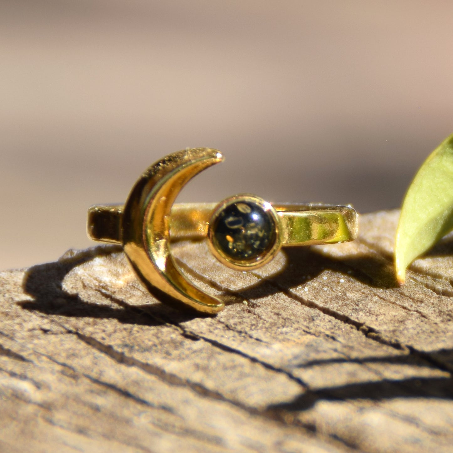 Delicato anello con sole e luna in Ambra naturale color verde e Argento placcato in Oro 18 carati, MJ Baltica, BZP056