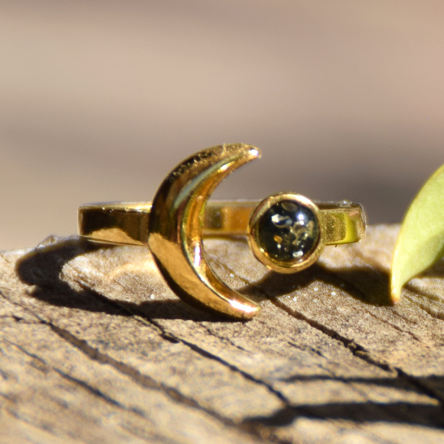 Delicato anello con sole e luna in Ambra naturale color verde e Argento placcato in Oro 18 carati, MJ Baltica, BZP056