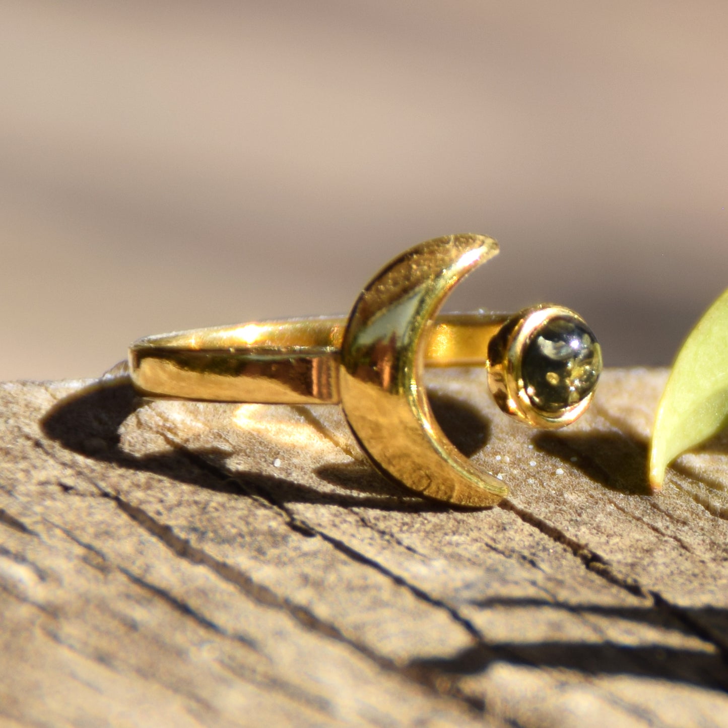 Delicato anello con sole e luna in Ambra naturale color verde e Argento placcato in Oro 18 carati, MJ Baltica, BZP056