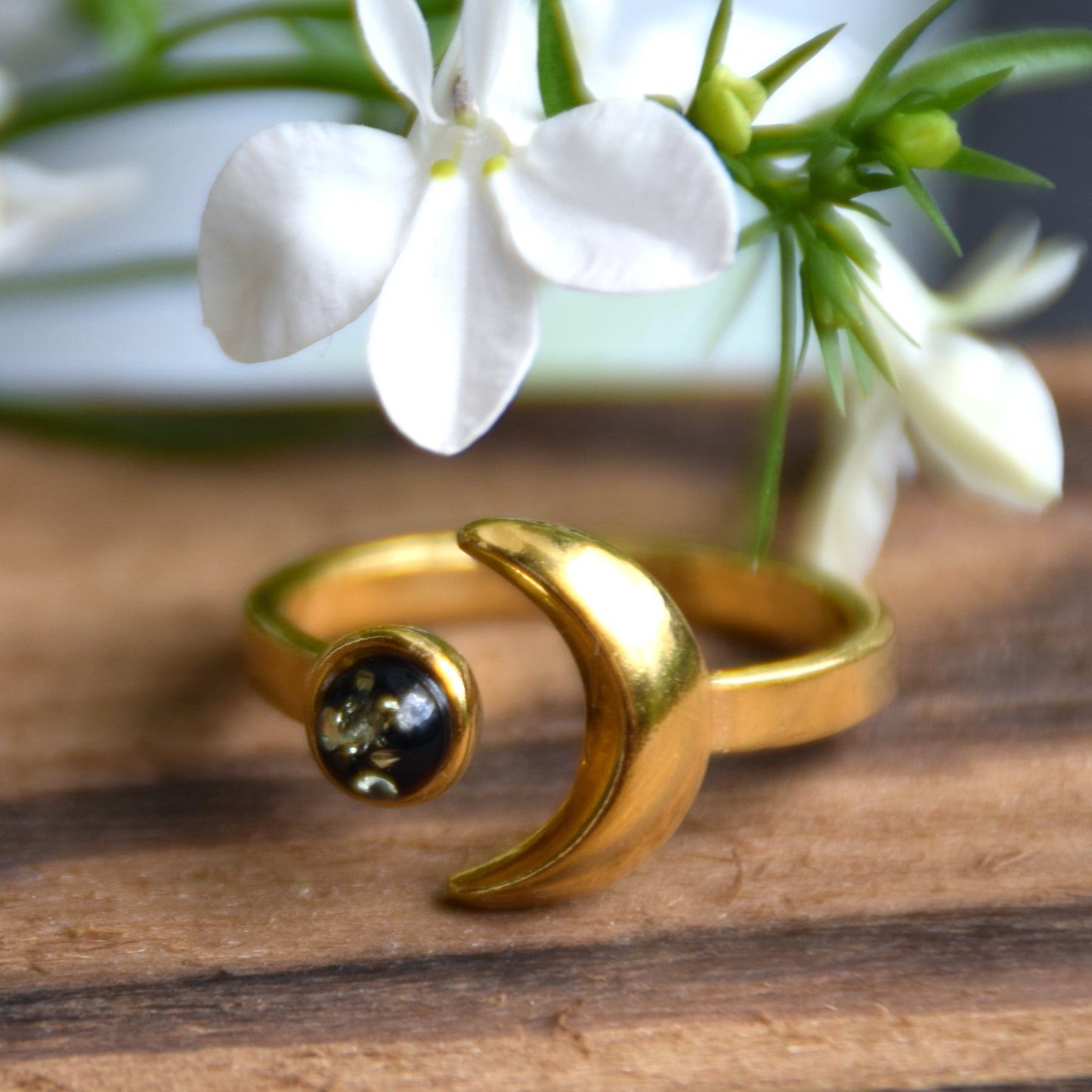 Delicato anello con sole e luna in Ambra naturale color verde e Argento placcato in Oro 18 carati, MJ Baltica, BZP056