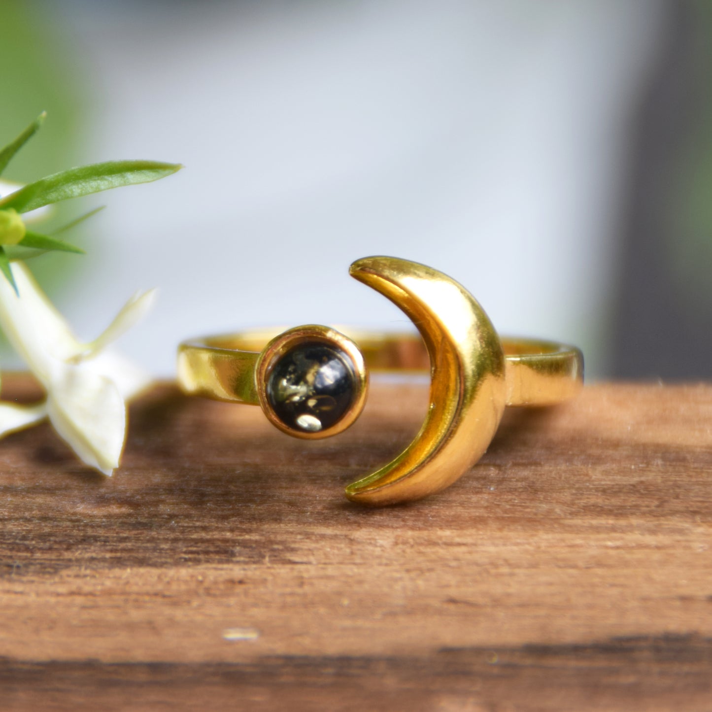 Delicato anello con sole e luna in Ambra naturale color verde e Argento placcato in Oro 18 carati, MJ Baltica, BZP056