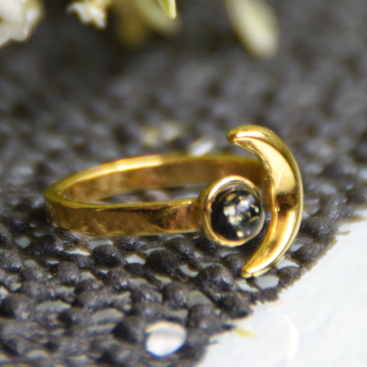 Delicato anello con sole e luna in Ambra naturale color verde e Argento placcato in Oro 18 carati, MJ Baltica, BZP056