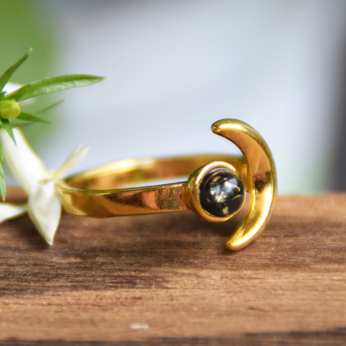 Delicato anello con sole e luna in Ambra naturale color verde e Argento placcato in Oro 18 carati, MJ Baltica, BZP056