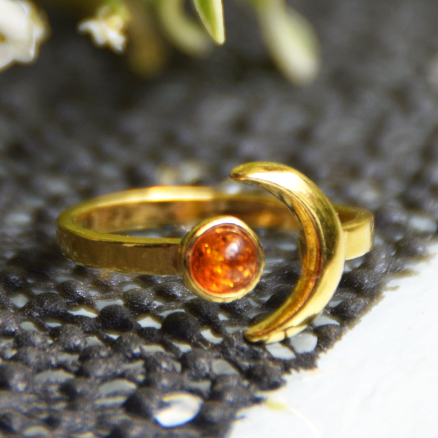Delicato anello con sole e luna in Ambra naturale color cognac e Argento placcato in Oro 18 carati, MJ Baltica, BZP057