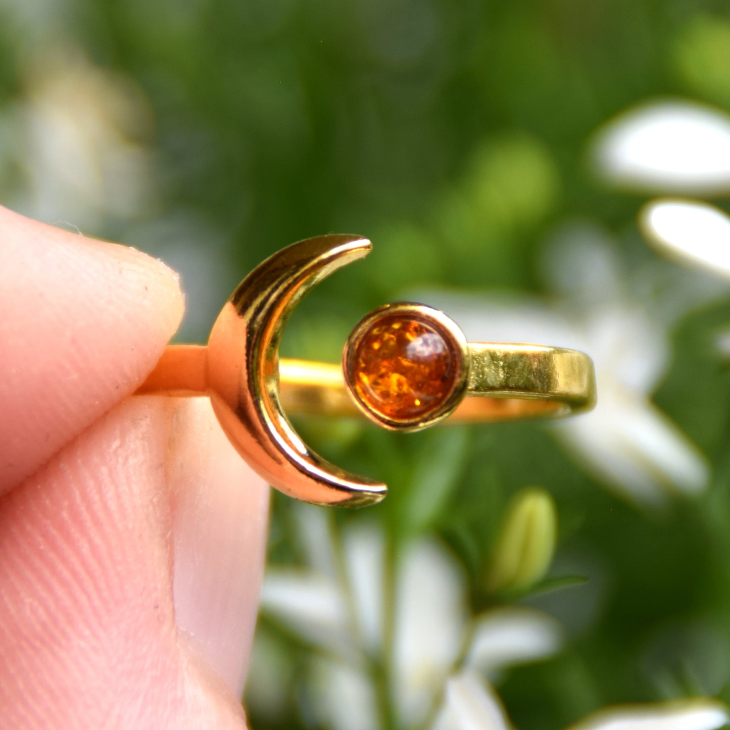 Delicato anello con sole e luna in Ambra naturale color cognac e Argento placcato in Oro 18 carati, MJ Baltica, BZP057