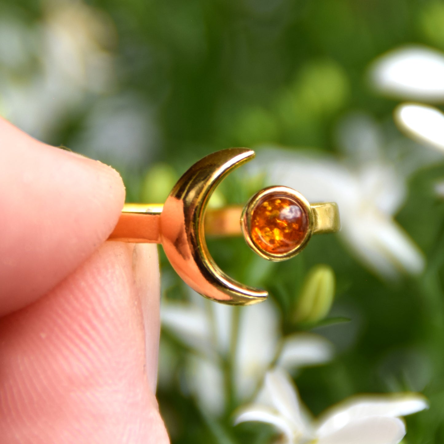 Delicato anello con sole e luna in Ambra naturale color cognac e Argento placcato in Oro 18 carati, MJ Baltica, BZP057