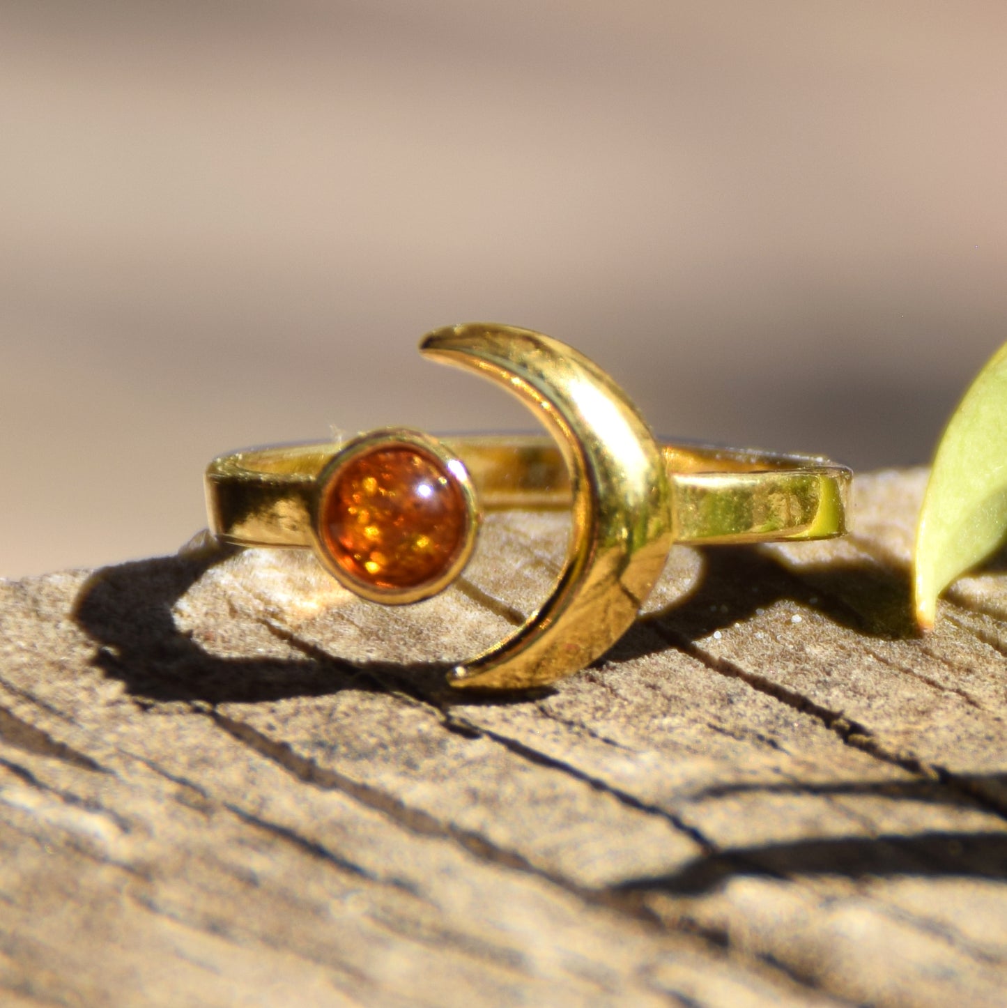 Delicato anello con sole e luna in Ambra naturale color cognac e Argento placcato in Oro 18 carati, MJ Baltica, BZP057