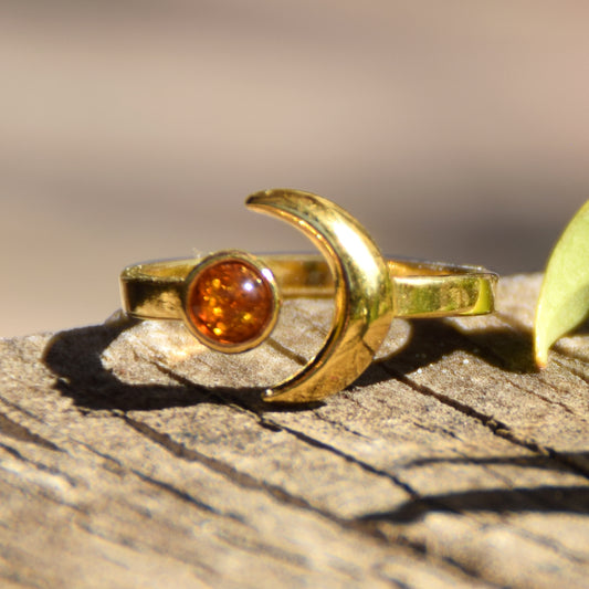 Delicato anello con sole e luna in Ambra naturale color cognac e Argento placcato in Oro 18 carati, MJ Baltica, BZP057