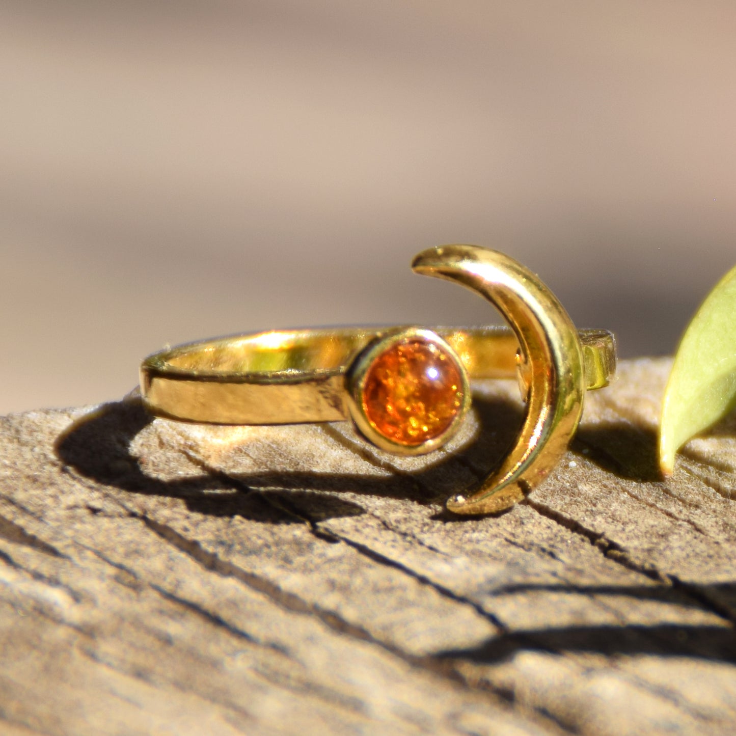 Delicato anello con sole e luna in Ambra naturale color cognac e Argento placcato in Oro 18 carati, MJ Baltica, BZP057