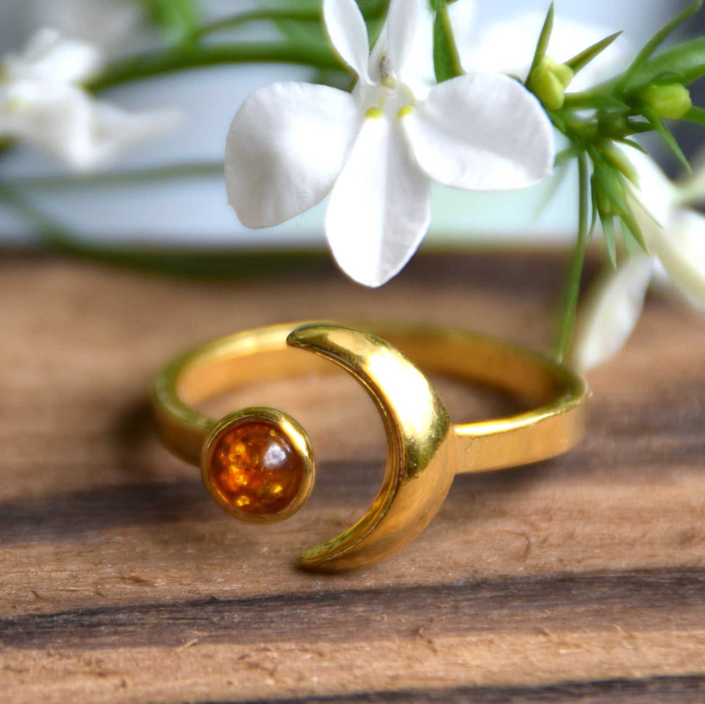Delicato anello con sole e luna in Ambra naturale color cognac e Argento placcato in Oro 18 carati, MJ Baltica, BZP057