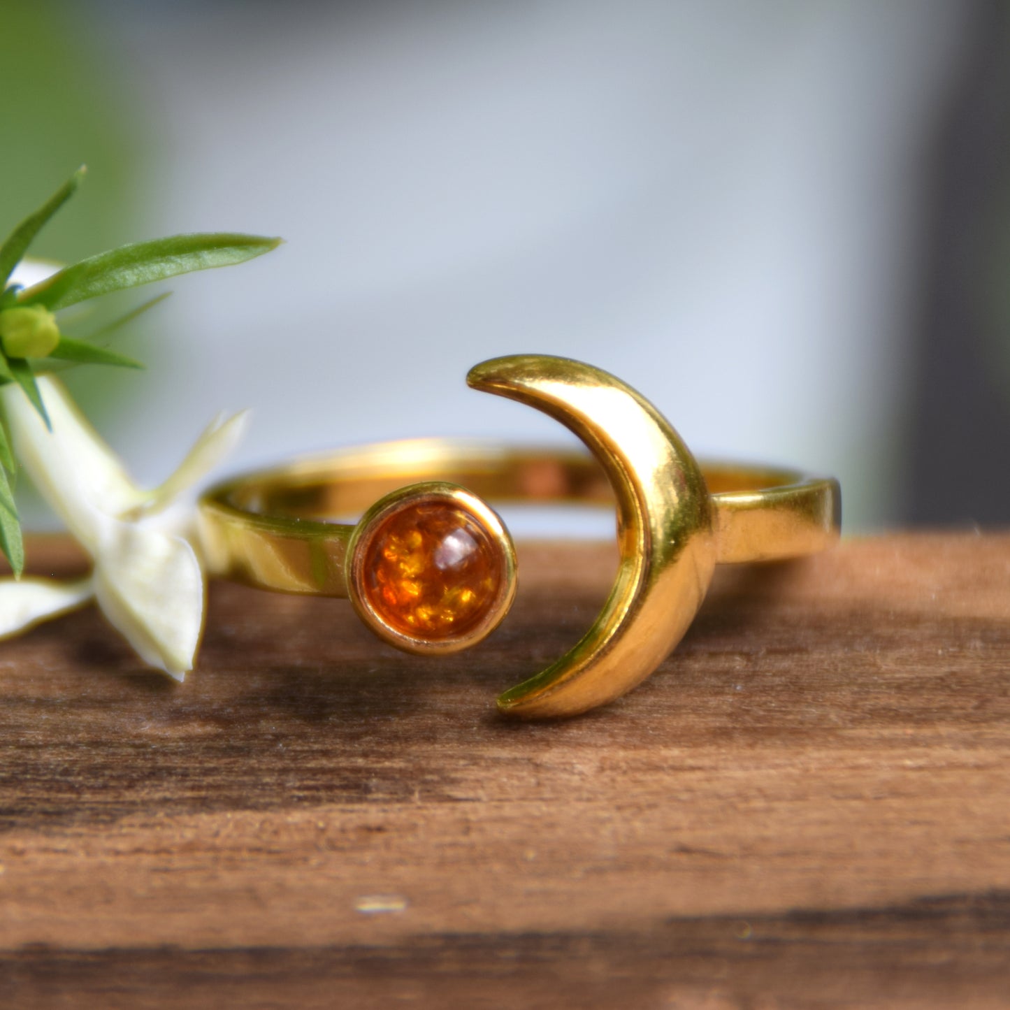 Delicato anello con sole e luna in Ambra naturale color cognac e Argento placcato in Oro 18 carati, MJ Baltica, BZP057