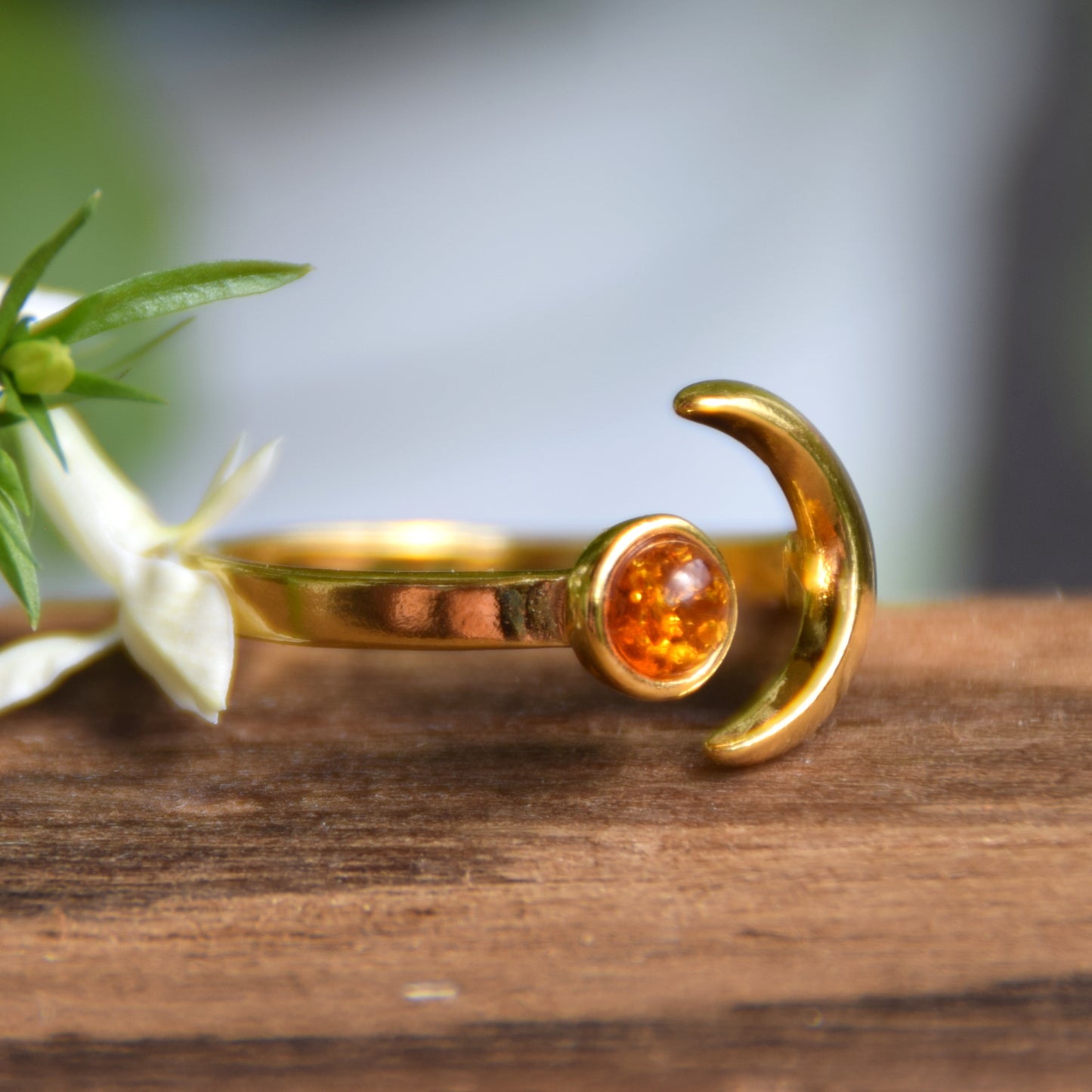 Delicato anello con sole e luna in Ambra naturale color cognac e Argento placcato in Oro 18 carati, MJ Baltica, BZP057