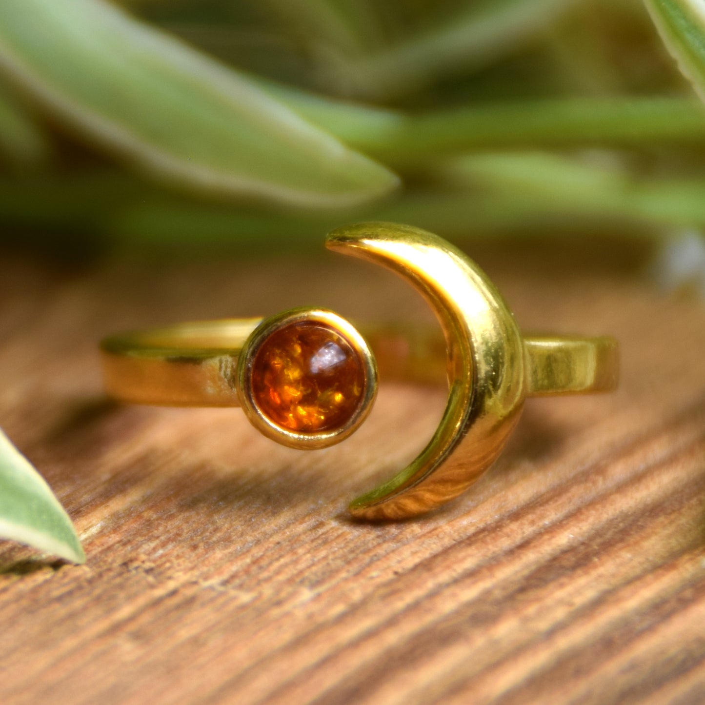 Delicato anello con sole e luna in Ambra naturale color cognac e Argento placcato in Oro 18 carati, MJ Baltica, BZP057