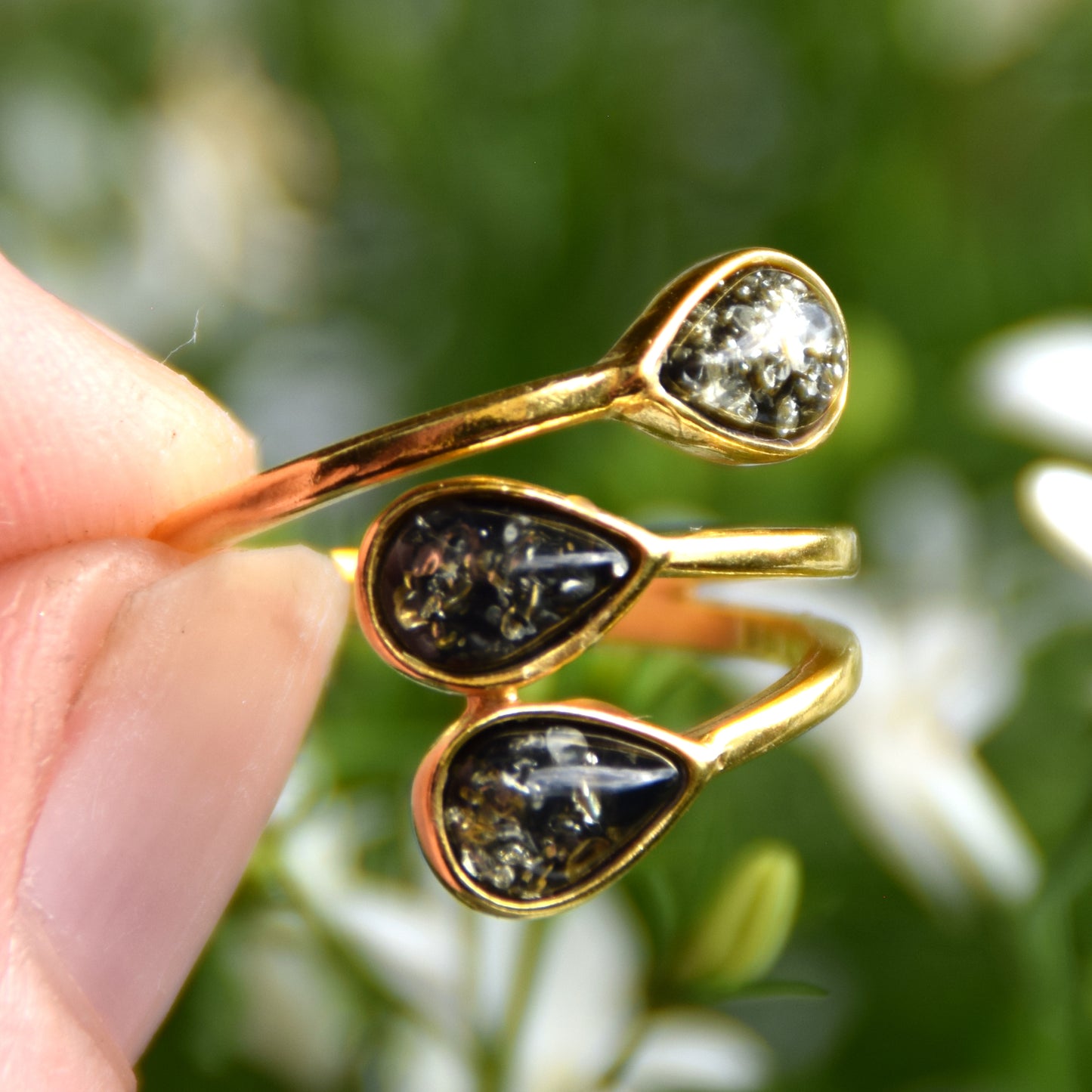 Elegante anello regolabile creato con le gocce di Ambra naturale color verde e Argento placcato in Oro 18 carati, MJ Baltica, BZP058