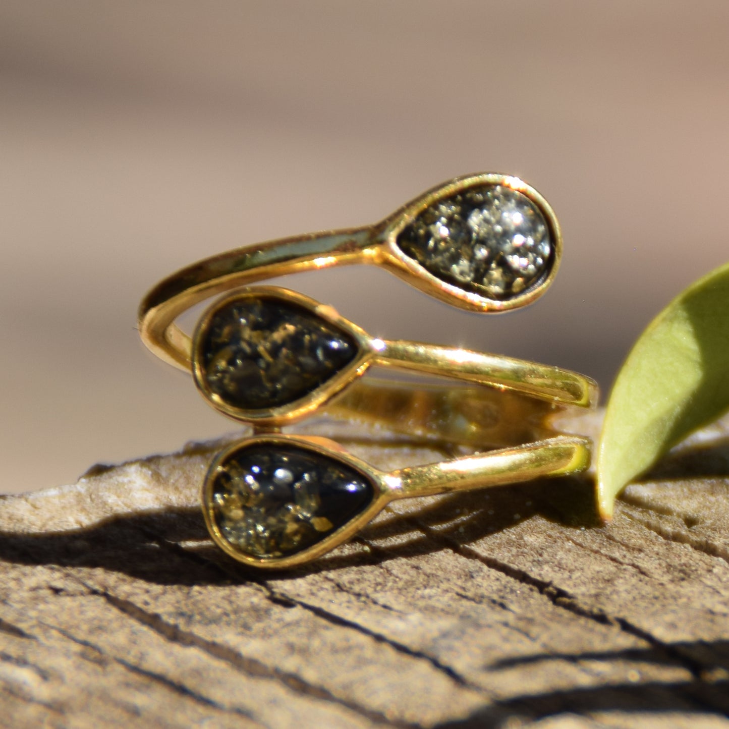 Elegante anello regolabile creato con le gocce di Ambra naturale color verde e Argento placcato in Oro 18 carati, MJ Baltica, BZP058