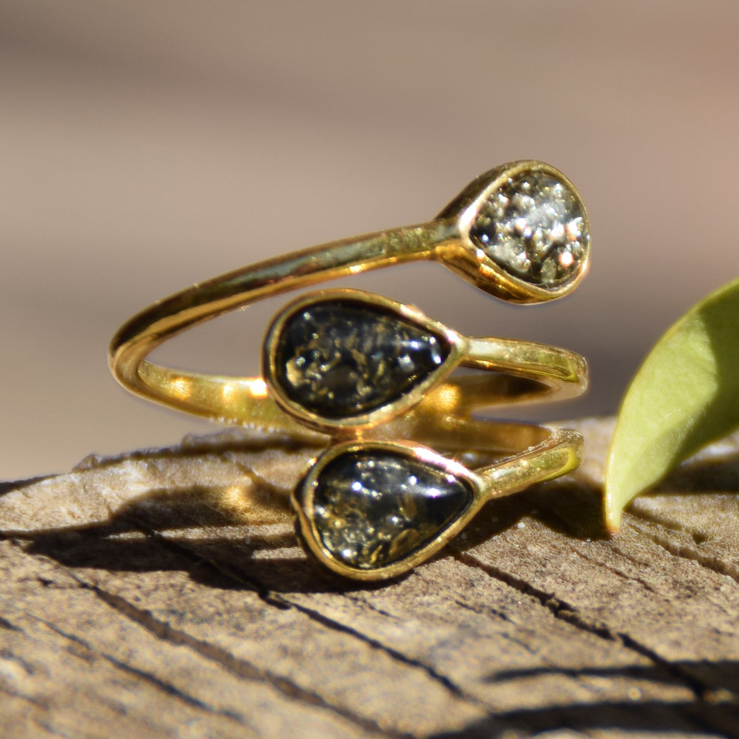 Elegante anello regolabile creato con le gocce di Ambra naturale color verde e Argento placcato in Oro 18 carati, MJ Baltica, BZP058