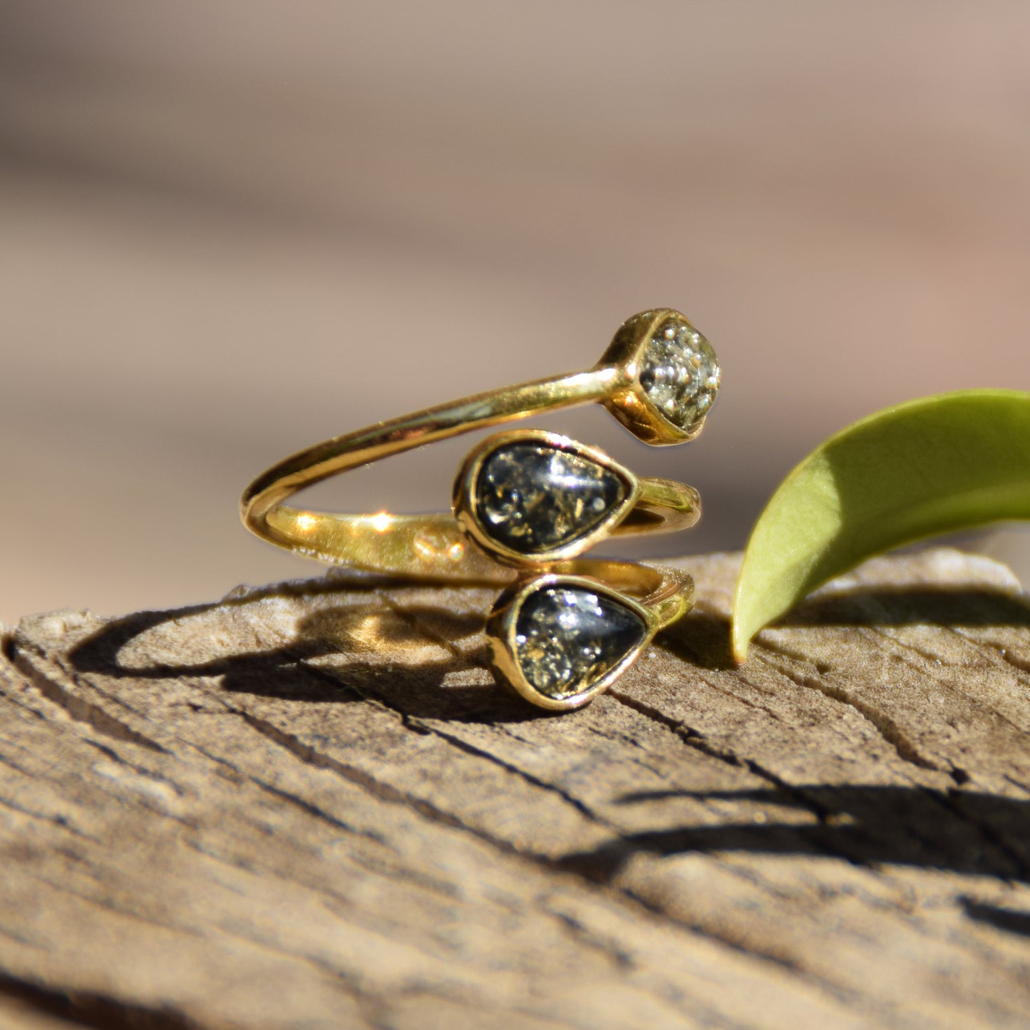 Elegante anello regolabile creato con le gocce di Ambra naturale color verde e Argento placcato in Oro 18 carati, MJ Baltica, BZP058