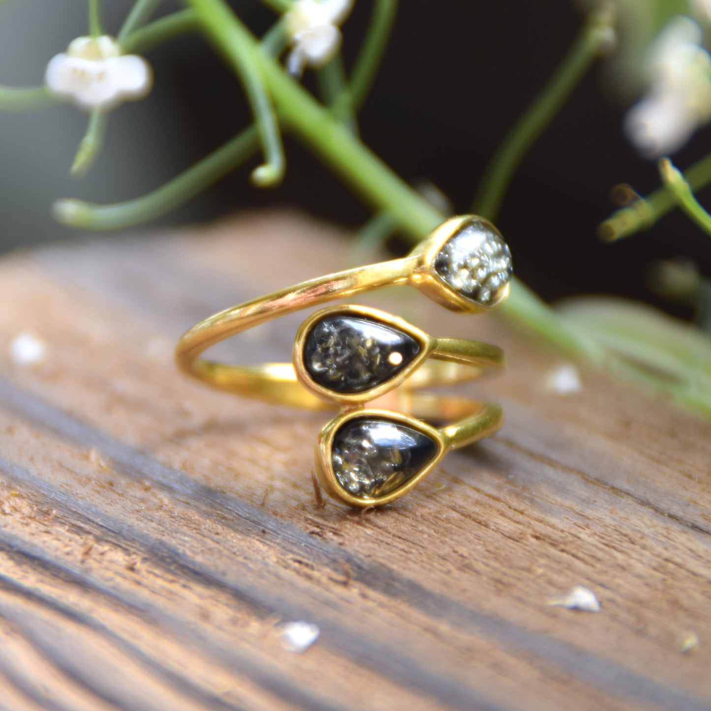 Elegante anello regolabile creato con le gocce di Ambra naturale color verde e Argento placcato in Oro 18 carati, MJ Baltica, BZP058