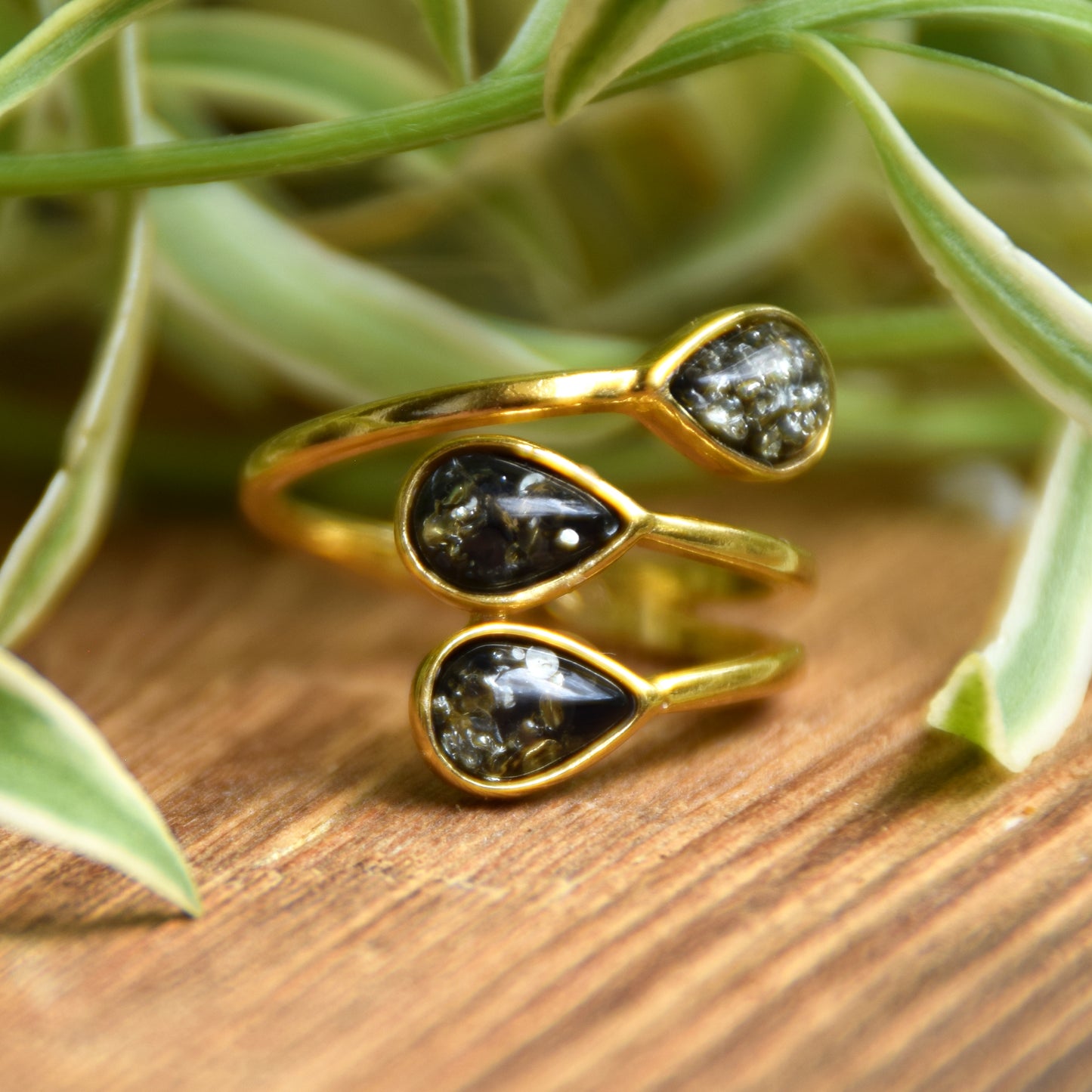 Elegante anello regolabile creato con le gocce di Ambra naturale color verde e Argento placcato in Oro 18 carati, MJ Baltica, BZP058