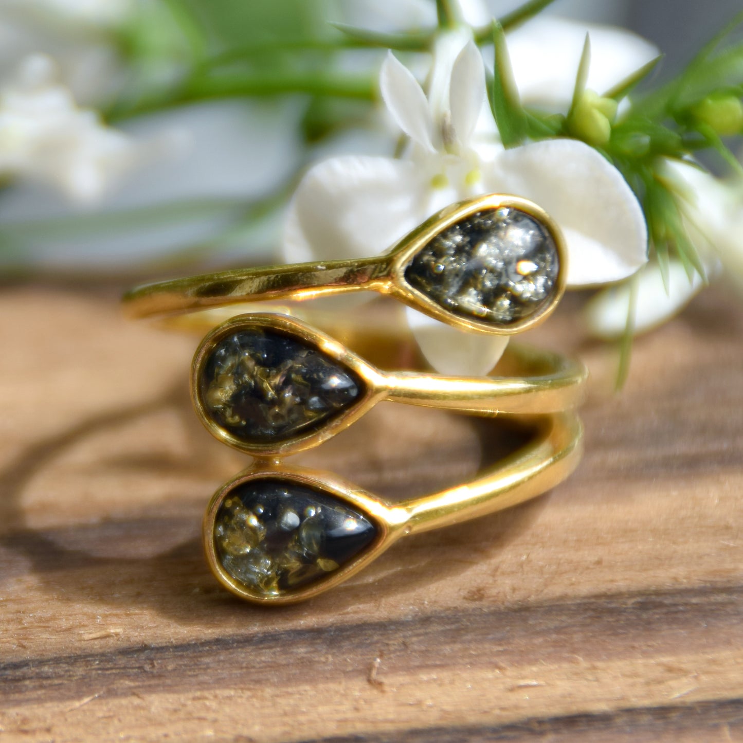 Elegante anello regolabile creato con le gocce di Ambra naturale color verde e Argento placcato in Oro 18 carati, MJ Baltica, BZP058