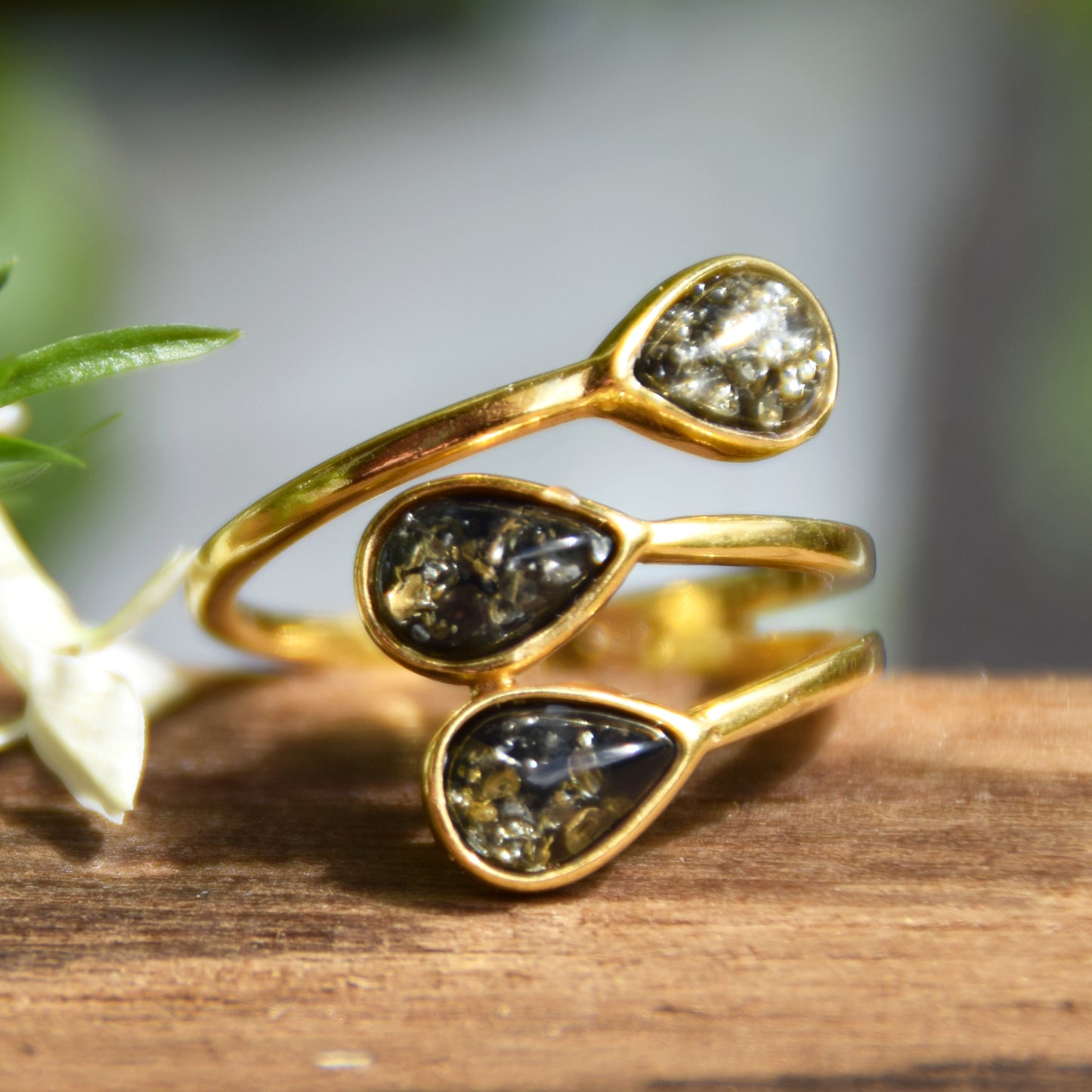 Elegante anello regolabile creato con le gocce di Ambra naturale color verde e Argento placcato in Oro 18 carati, MJ Baltica, BZP058