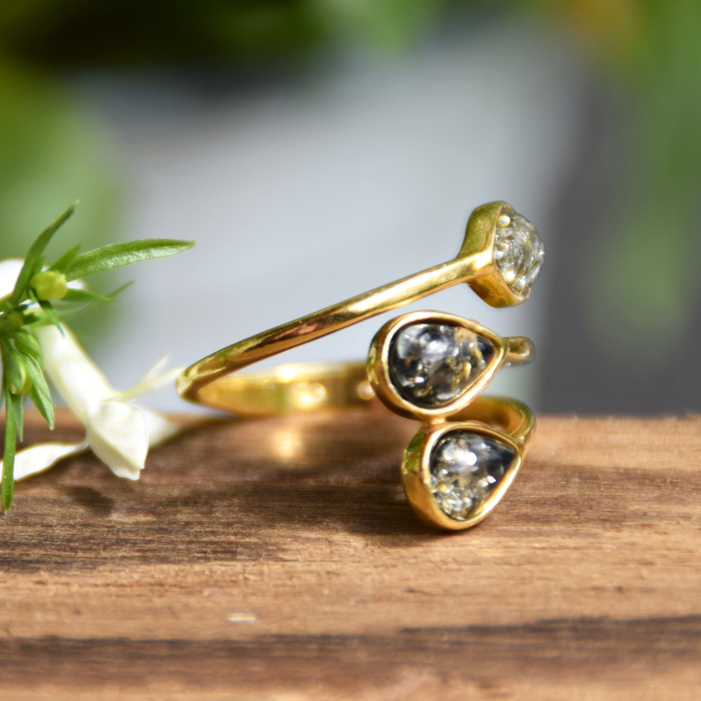 Elegante anello regolabile creato con le gocce di Ambra naturale color verde e Argento placcato in Oro 18 carati, MJ Baltica, BZP058