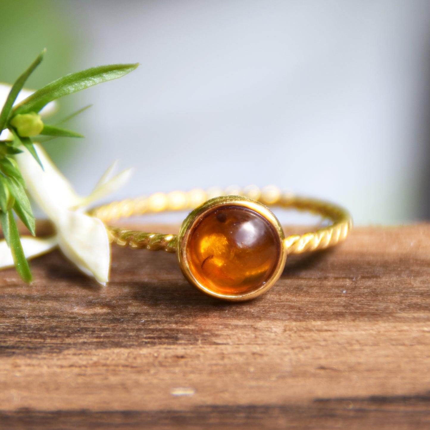 Delicato anello a punto luce creato in Ambra naturale color cognac e Argento placcato in Oro 18k, MJ Baltica, BZP059