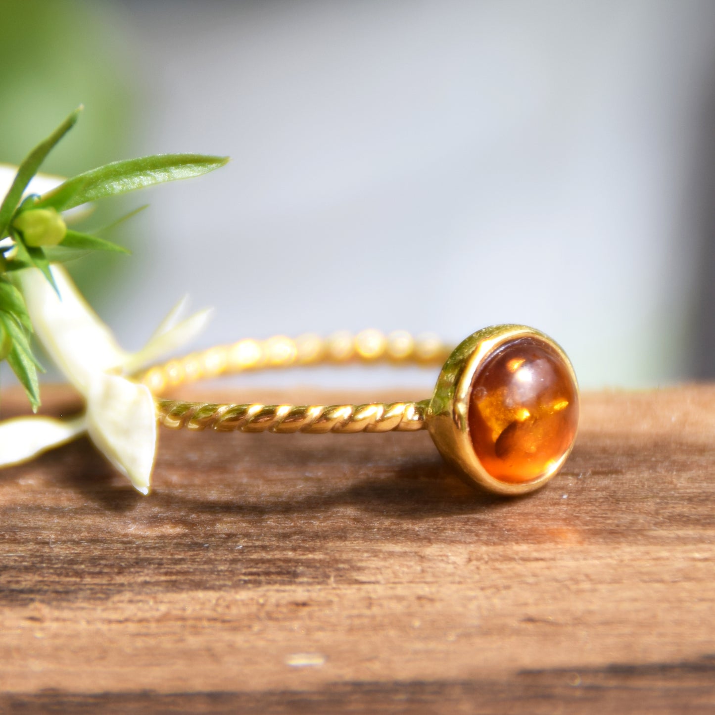 Delicato anello a punto luce creato in Ambra naturale color cognac e Argento placcato in Oro 18k, MJ Baltica, BZP059