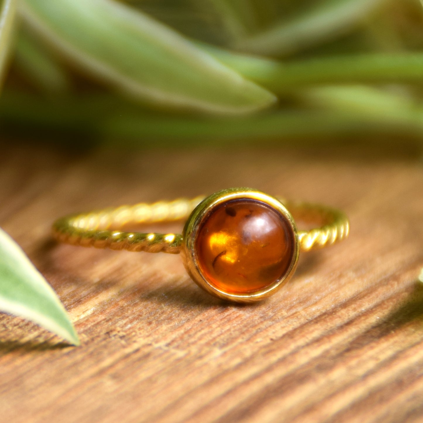 Delicato anello a punto luce creato in Ambra naturale color cognac e Argento placcato in Oro 18k, MJ Baltica, BZP059