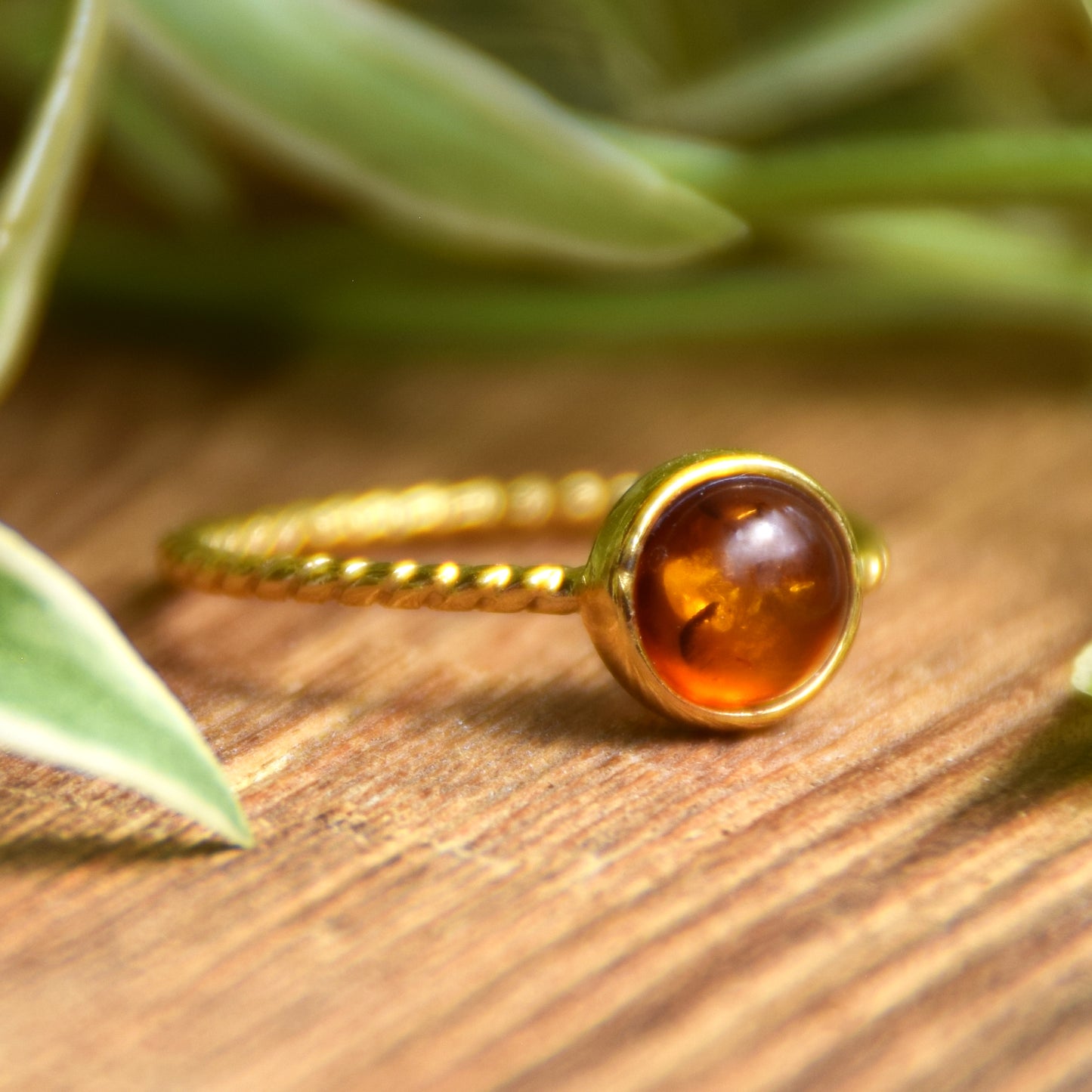 Delicato anello a punto luce creato in Ambra naturale color cognac e Argento placcato in Oro 18k, MJ Baltica, BZP059