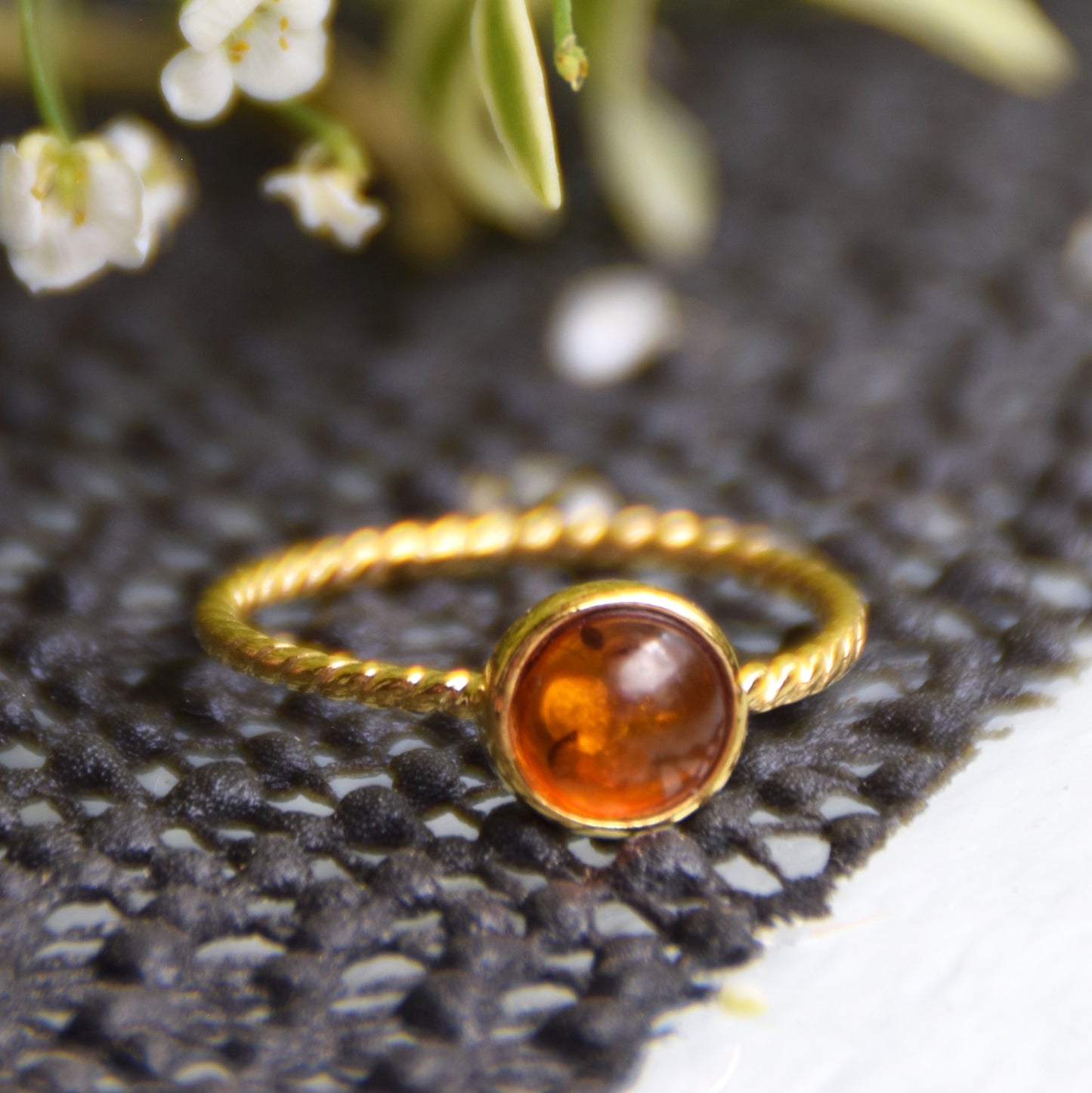 Delicato anello a punto luce creato in Ambra naturale color cognac e Argento placcato in Oro 18k, MJ Baltica, BZP059