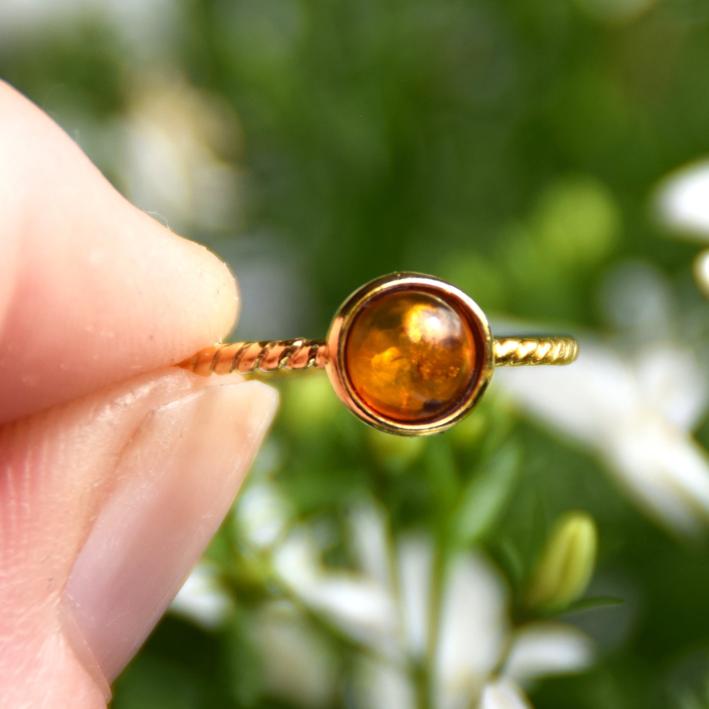 Delicato anello a punto luce creato in Ambra naturale color cognac e Argento placcato in Oro 18k, MJ Baltica, BZP059