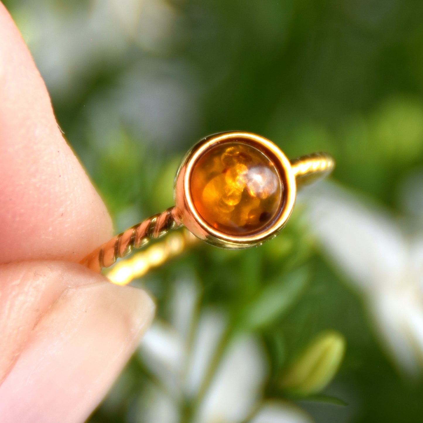 Delicato anello a punto luce creato in Ambra naturale color cognac e Argento placcato in Oro 18k, MJ Baltica, BZP059