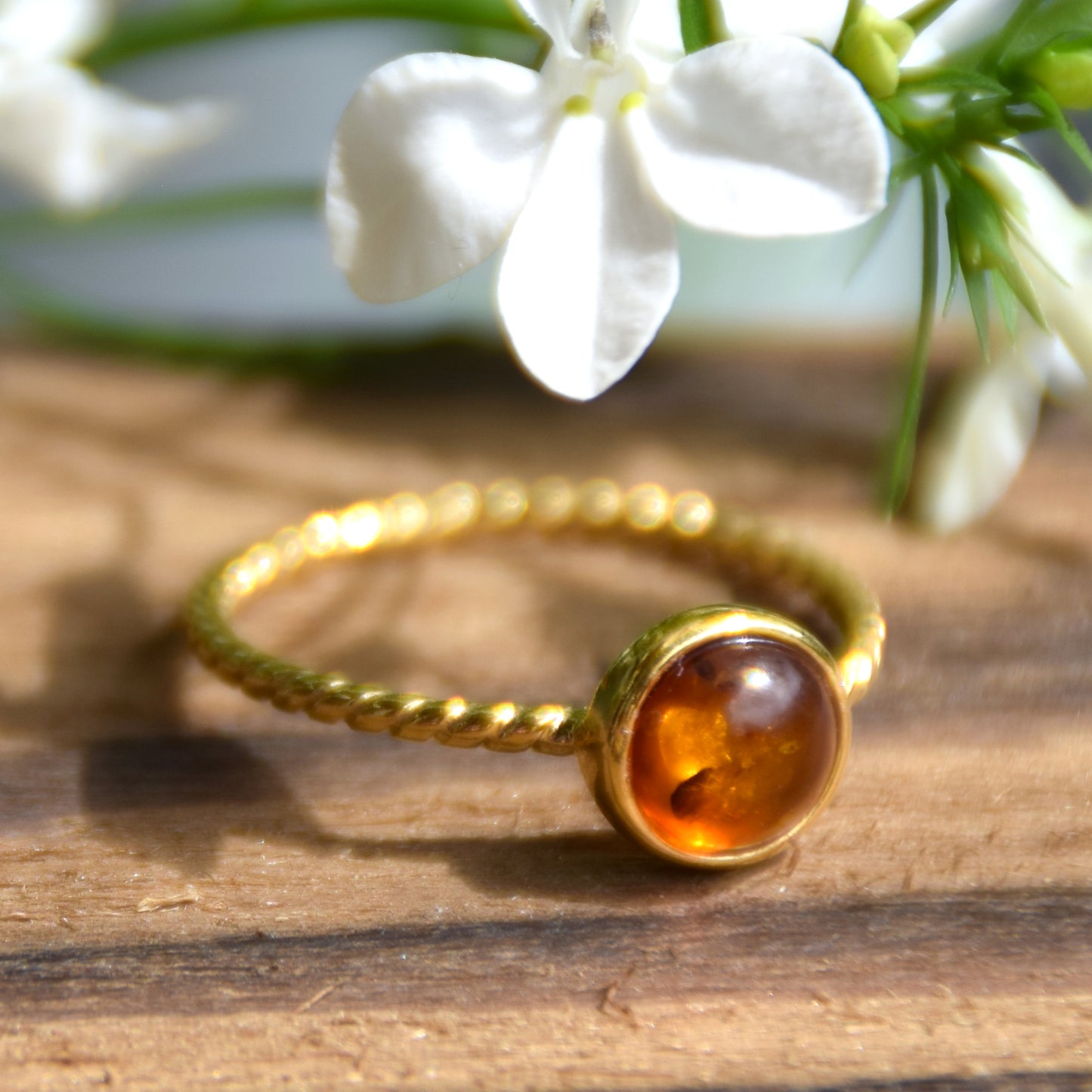 Delicato anello a punto luce creato in Ambra naturale color cognac e Argento placcato in Oro 18k, MJ Baltica, BZP059