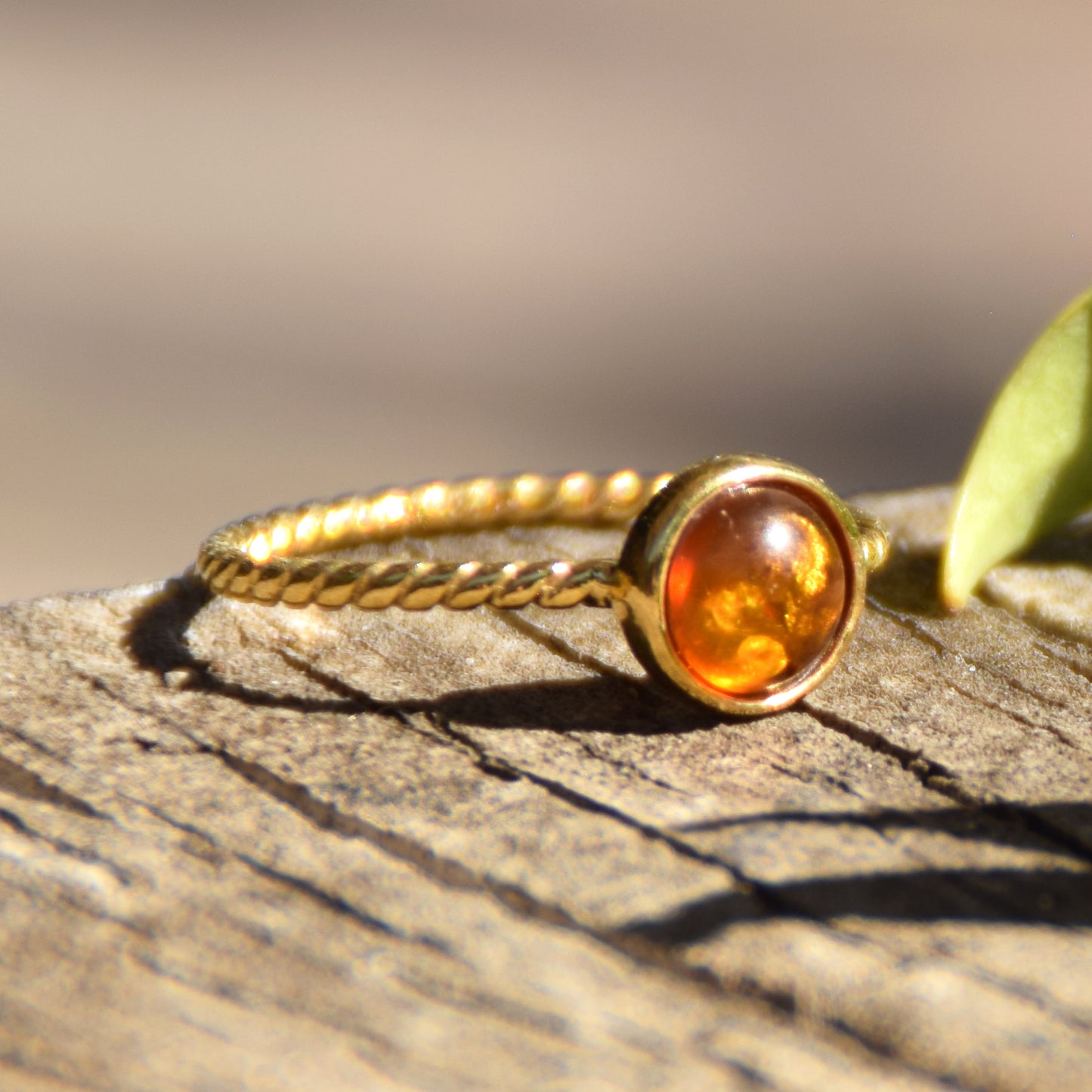 Delicato anello a punto luce creato in Ambra naturale color cognac e Argento placcato in Oro 18k, MJ Baltica, BZP059