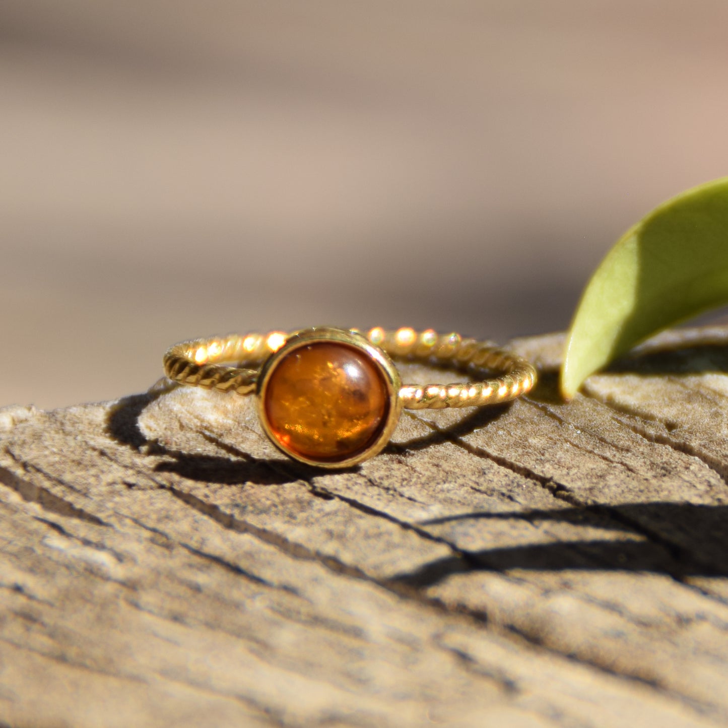 Delicato anello a punto luce creato in Ambra naturale color cognac e Argento placcato in Oro 18k, MJ Baltica, BZP059