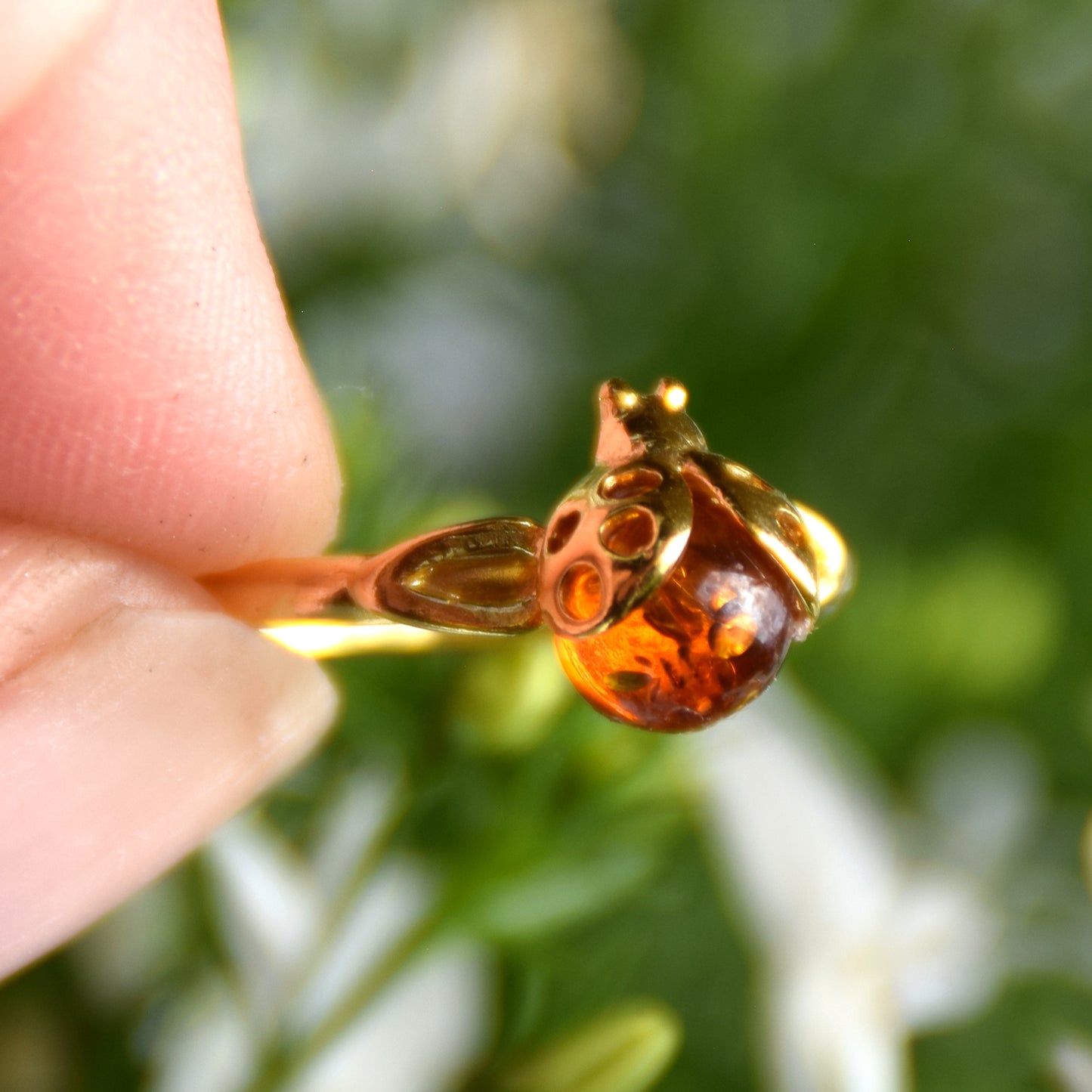 Delicato anello con la coccinella portafortuna creato in Ambra naturale color cognac e Argento placcato in Oro 18k, MJ Baltica, BZP060