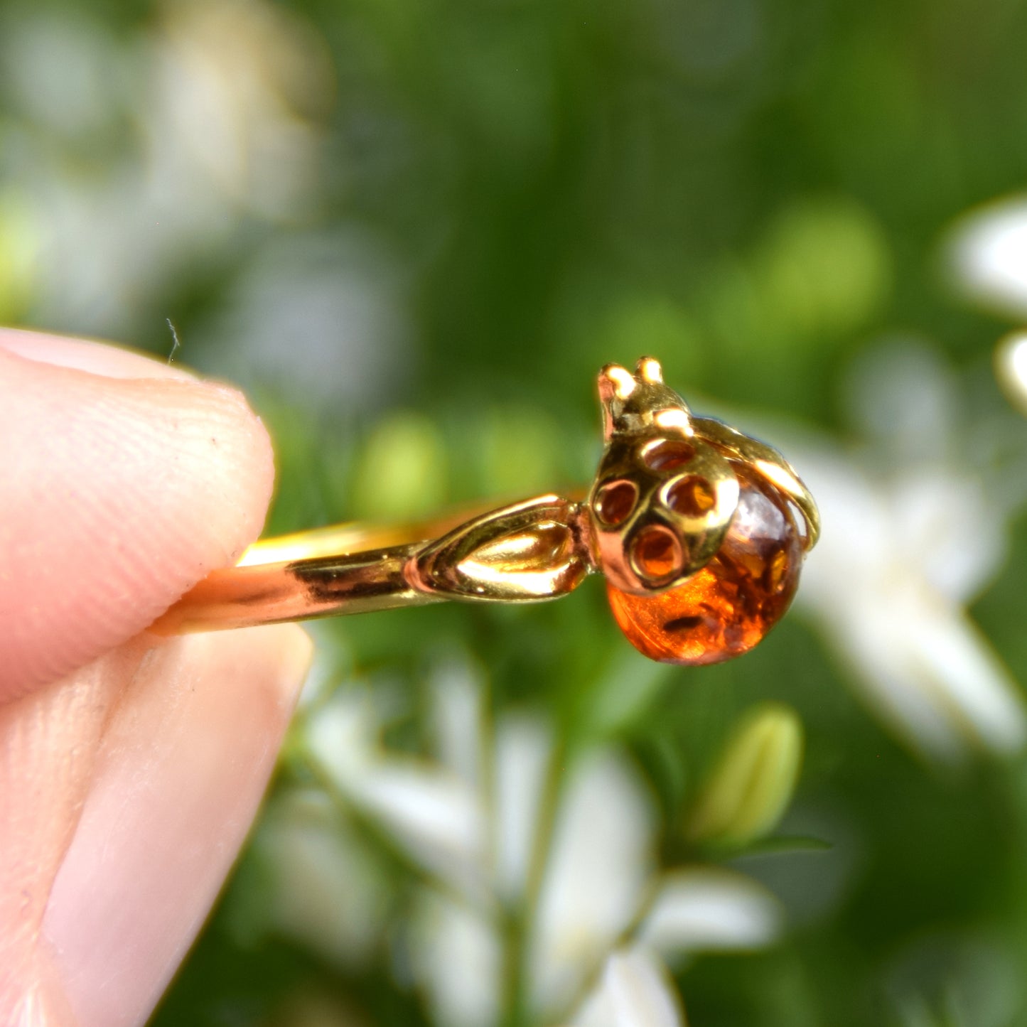 Delicato anello con la coccinella portafortuna creato in Ambra naturale color cognac e Argento placcato in Oro 18k, MJ Baltica, BZP060