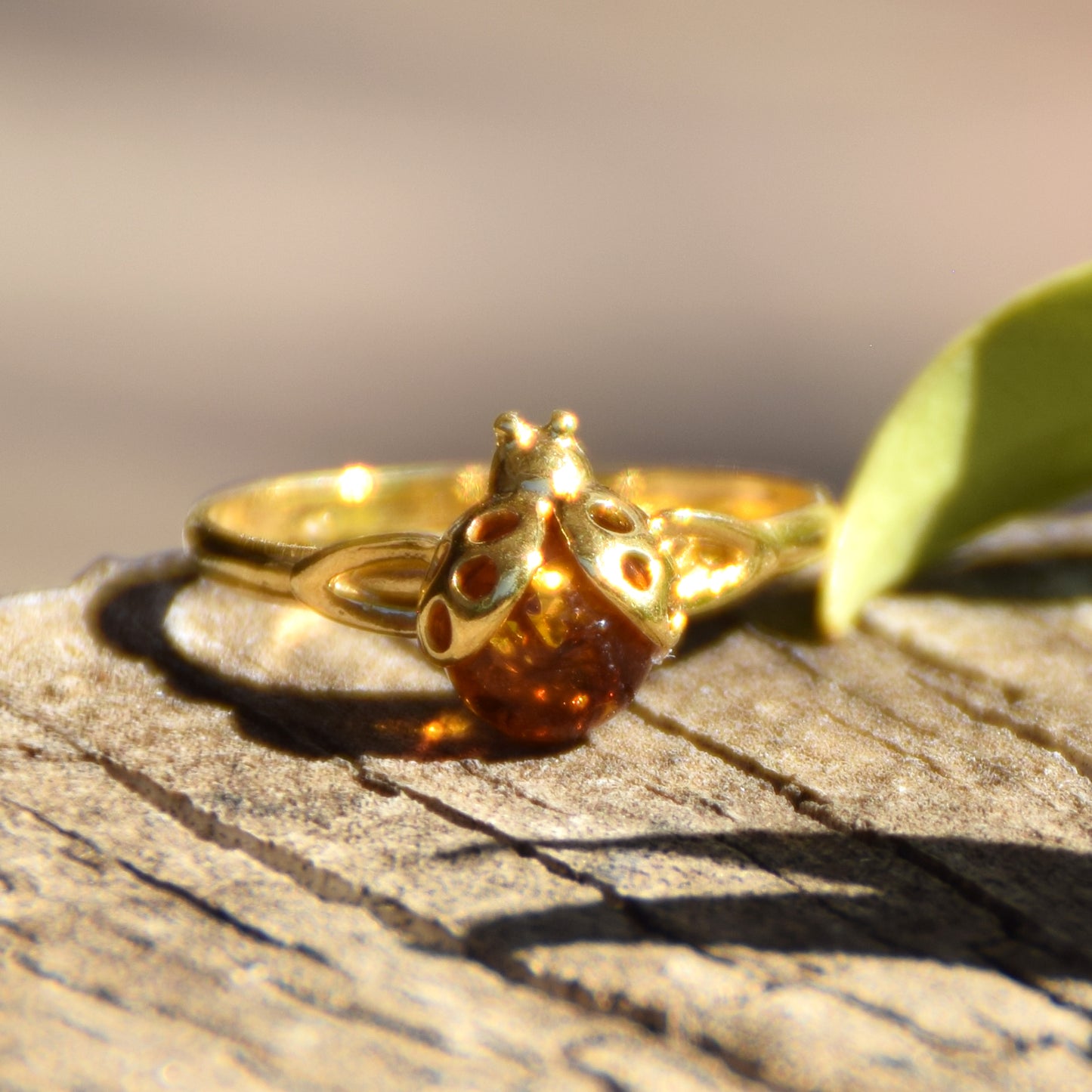 Delicato anello con la coccinella portafortuna creato in Ambra naturale color cognac e Argento placcato in Oro 18k, MJ Baltica, BZP060