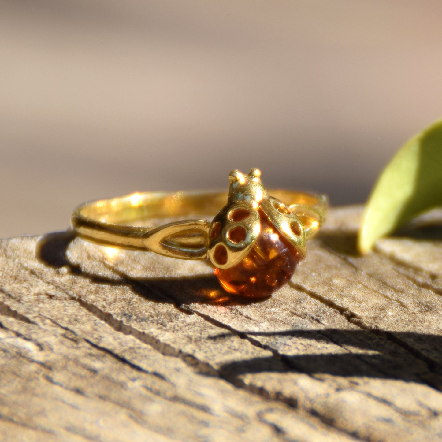 Delicato anello con la coccinella portafortuna creato in Ambra naturale color cognac e Argento placcato in Oro 18k, MJ Baltica, BZP060