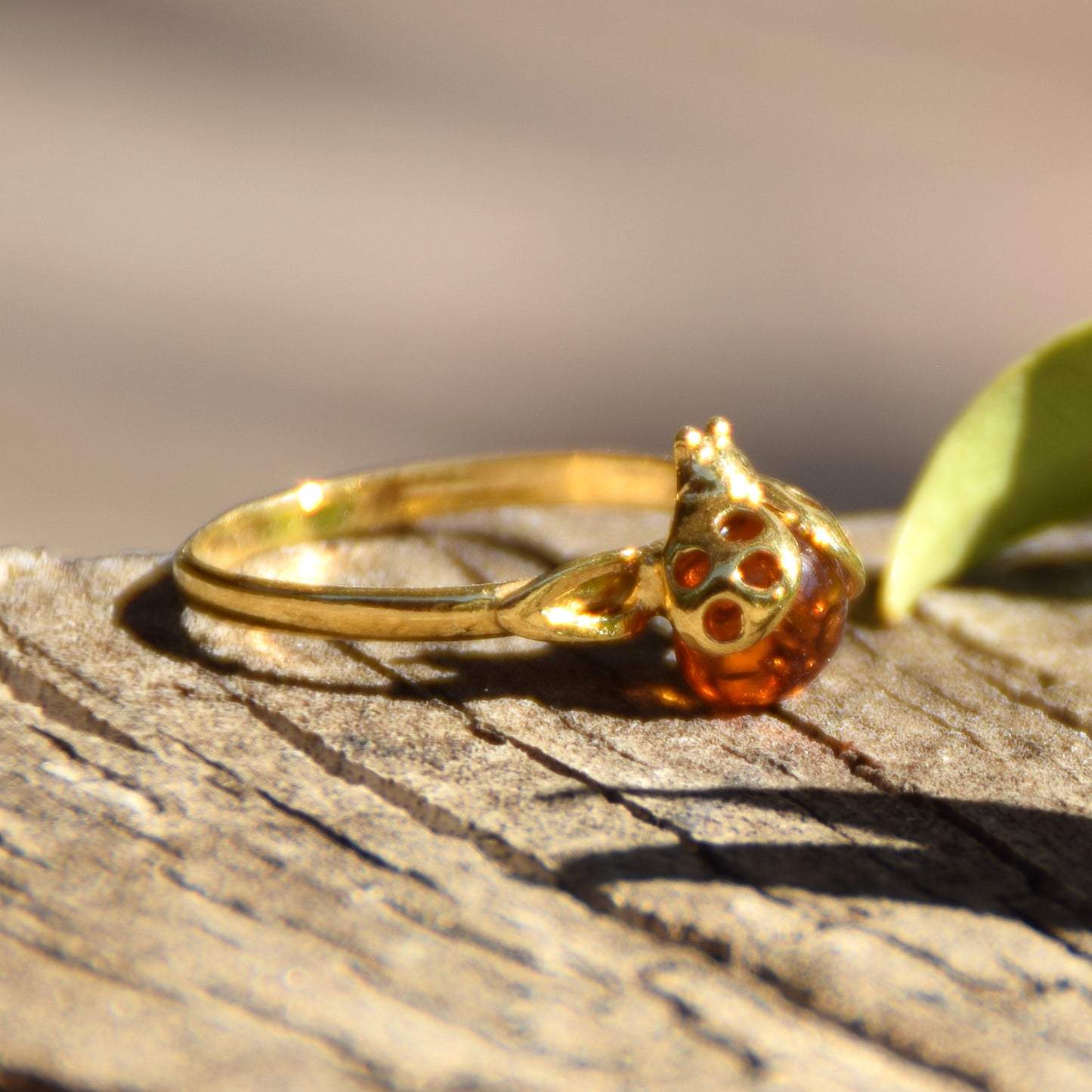 Delicato anello con la coccinella portafortuna creato in Ambra naturale color cognac e Argento placcato in Oro 18k, MJ Baltica, BZP060