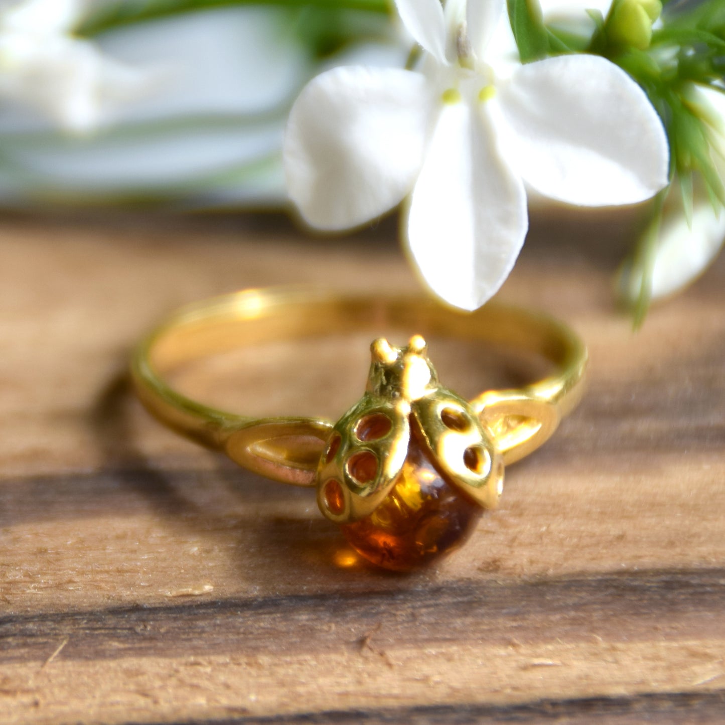 Delicato anello con la coccinella portafortuna creato in Ambra naturale color cognac e Argento placcato in Oro 18k, MJ Baltica, BZP060