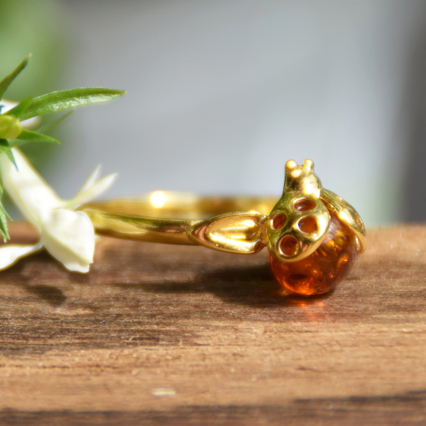 Delicato anello con la coccinella portafortuna creato in Ambra naturale color cognac e Argento placcato in Oro 18k, MJ Baltica, BZP060