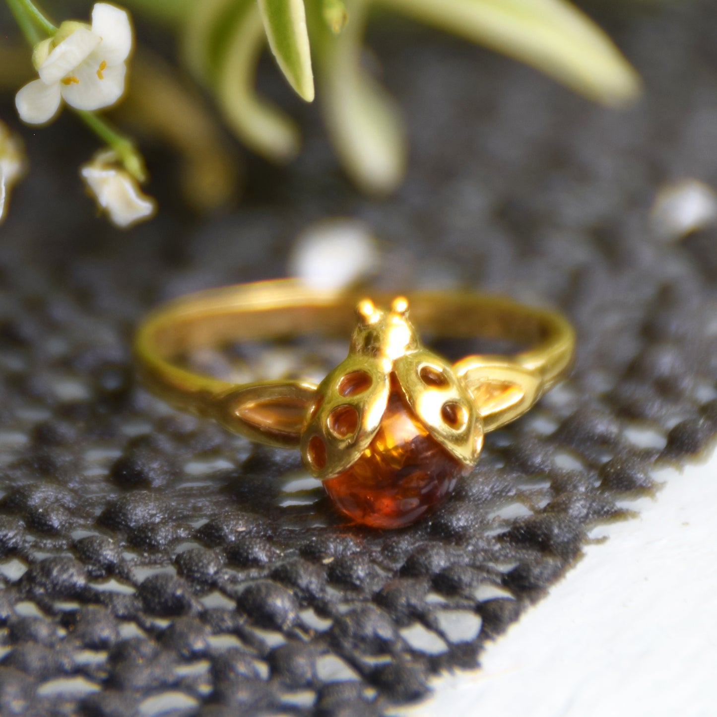 Delicato anello con la coccinella portafortuna creato in Ambra naturale color cognac e Argento placcato in Oro 18k, MJ Baltica, BZP060