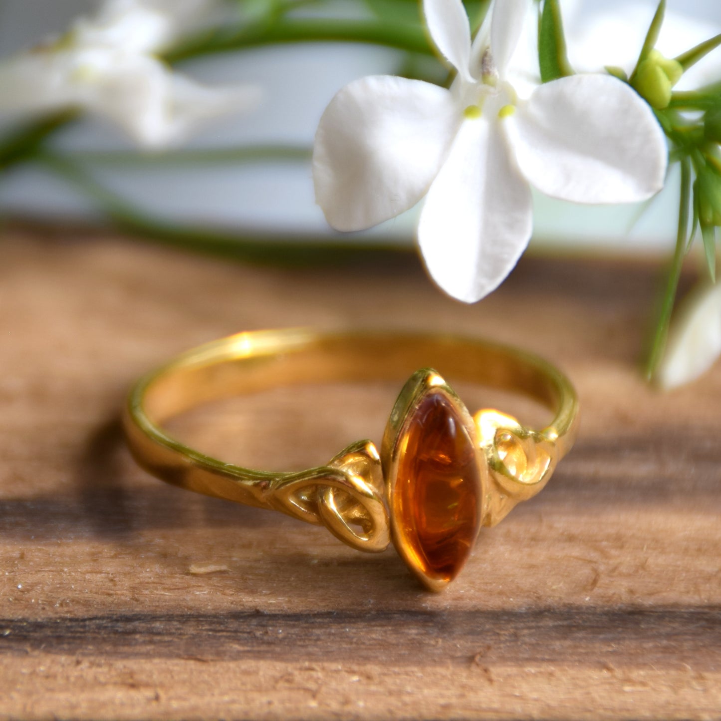 Delicato anello a fascia con triskel creato in Ambra naturale color cognac e Argento placcato in Oro 18k, MJ Baltica, BZP061