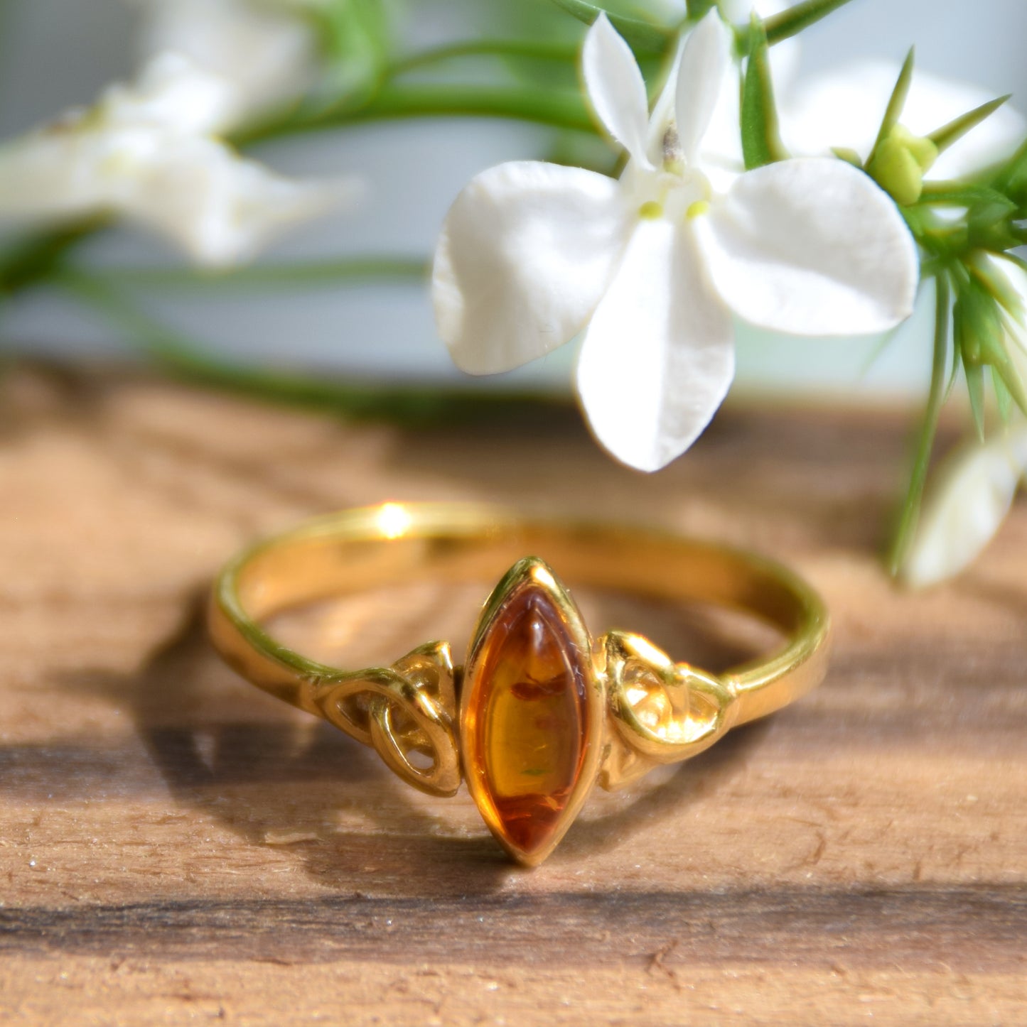 Delicato anello a fascia con triskel creato in Ambra naturale color cognac e Argento placcato in Oro 18k, MJ Baltica, BZP061