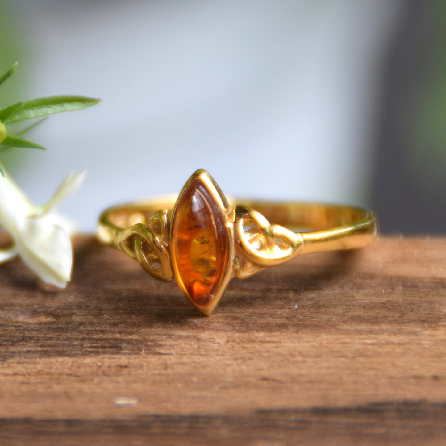 Delicato anello a fascia con triskel creato in Ambra naturale color cognac e Argento placcato in Oro 18k, MJ Baltica, BZP061